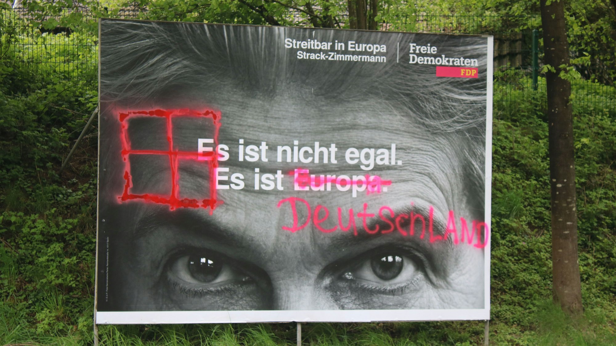 Ein beschmiertes Wahlplakat der FDP Oberberg.