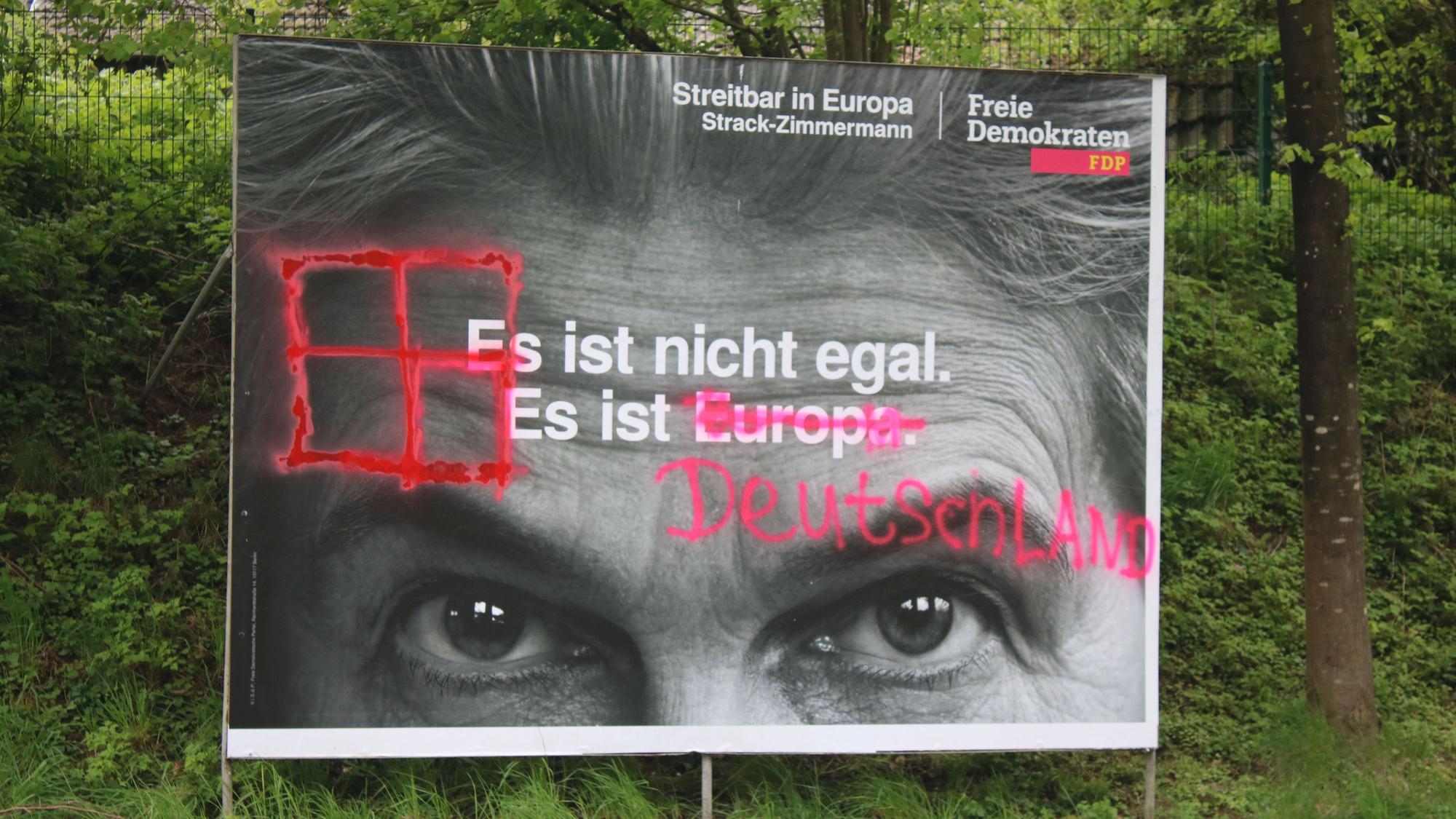 Naziparolen wurde auf ein Plakat zur Europawahl gemalt.