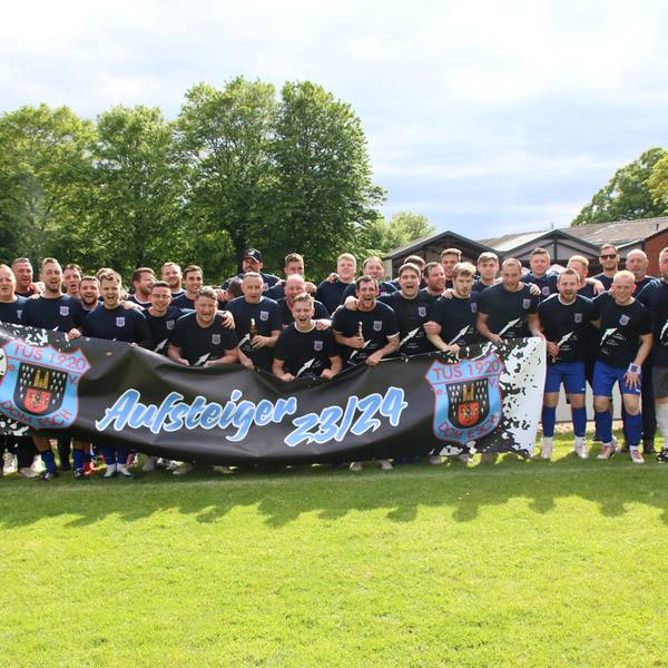 Das Bild zeigt die komplette Mannschaft des TuS Dom-Esch nach dem Aufstieg in die Kreisliga A.