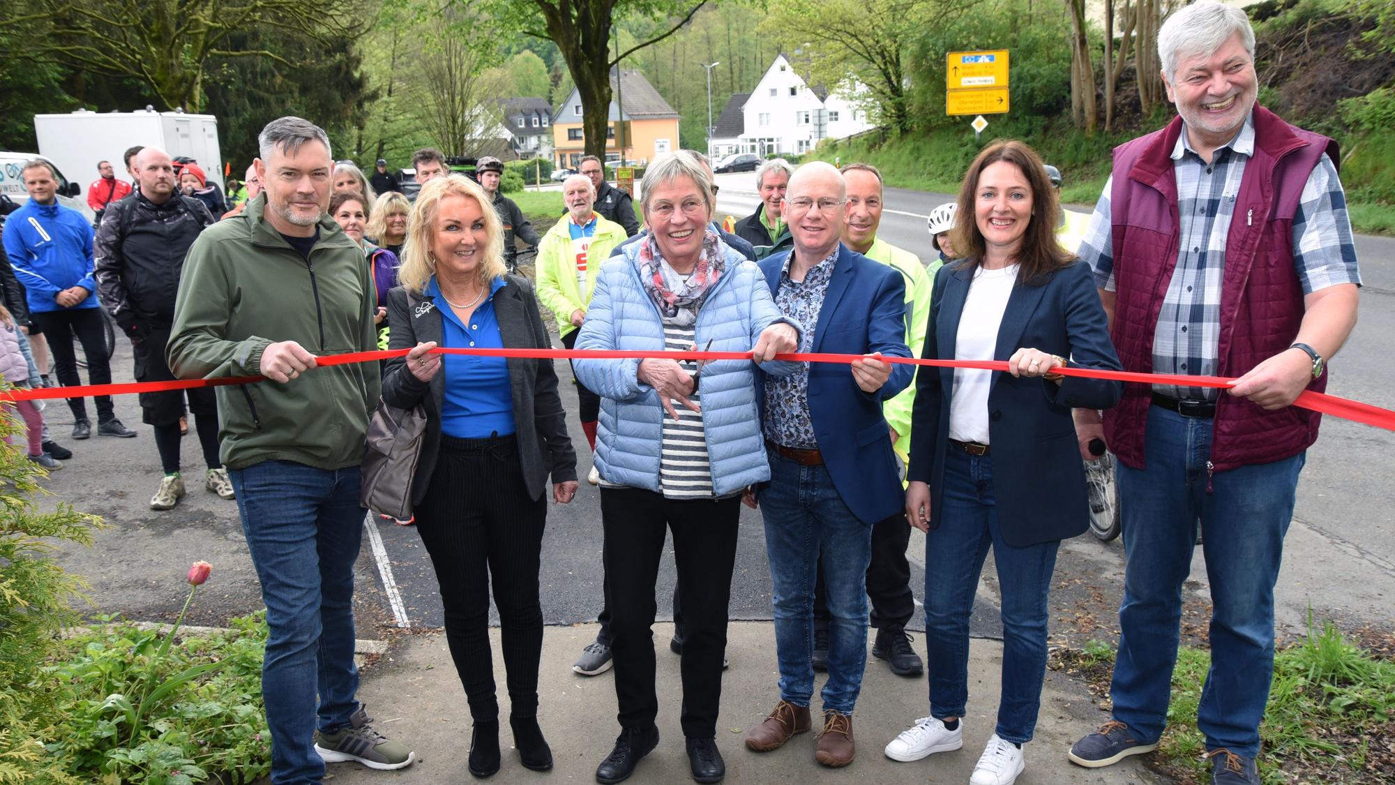 In Nümbrecht, Höhe Heckershäuschen, erfolgte die offizielle Eröffnung der neuen Bergische Bröl Radstrecke.