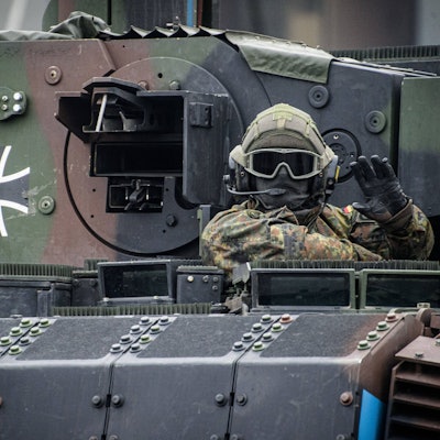 Ein in Litauen stationierter deutscher Nato-Soldat nimmt an einer Militärparade in Vilnius teil. Die Nato hat angeblich erstmals „rote Linien“ für einen Kriegseintritt in der Ukraine definiert. (Archivbild)