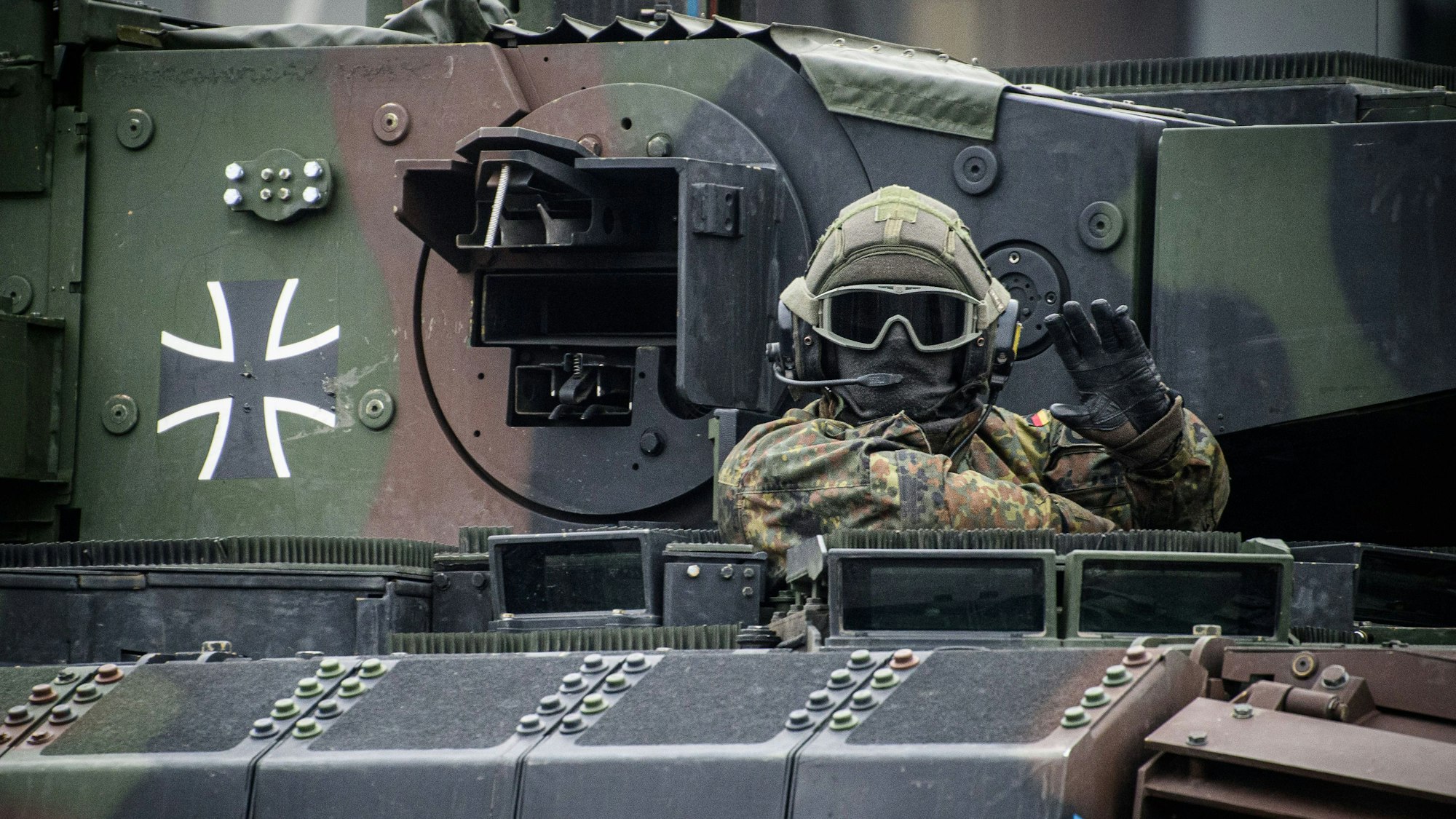 Ein in Litauen stationierter deutscher Nato-Soldat nimmt an einer Militärparade in Vilnius teil. Die Nato hat angeblich erstmals „rote Linien“ für einen Kriegseintritt in der Ukraine definiert. (Archivbild)