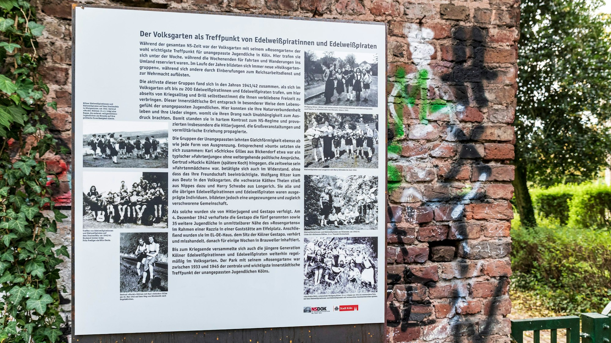 Zwei Gedenktafeln an den Eingängen zum Rosengarten erinnern an die Edelweißpiraten