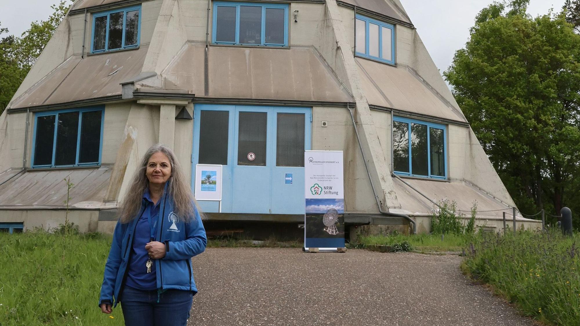 Elke Fischer steht vor dem Astropeiler Stockert. Sie hat dort ihre Kindheit verbracht.