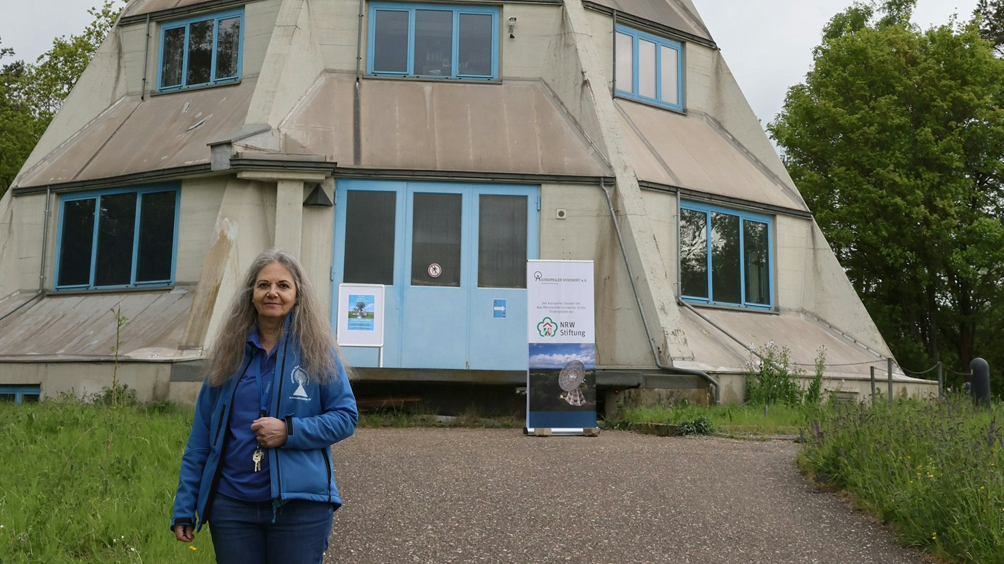 Elke Fischer steht vor dem Astropeiler Stockert. Sie hat dort ihre Kindheit verbracht.