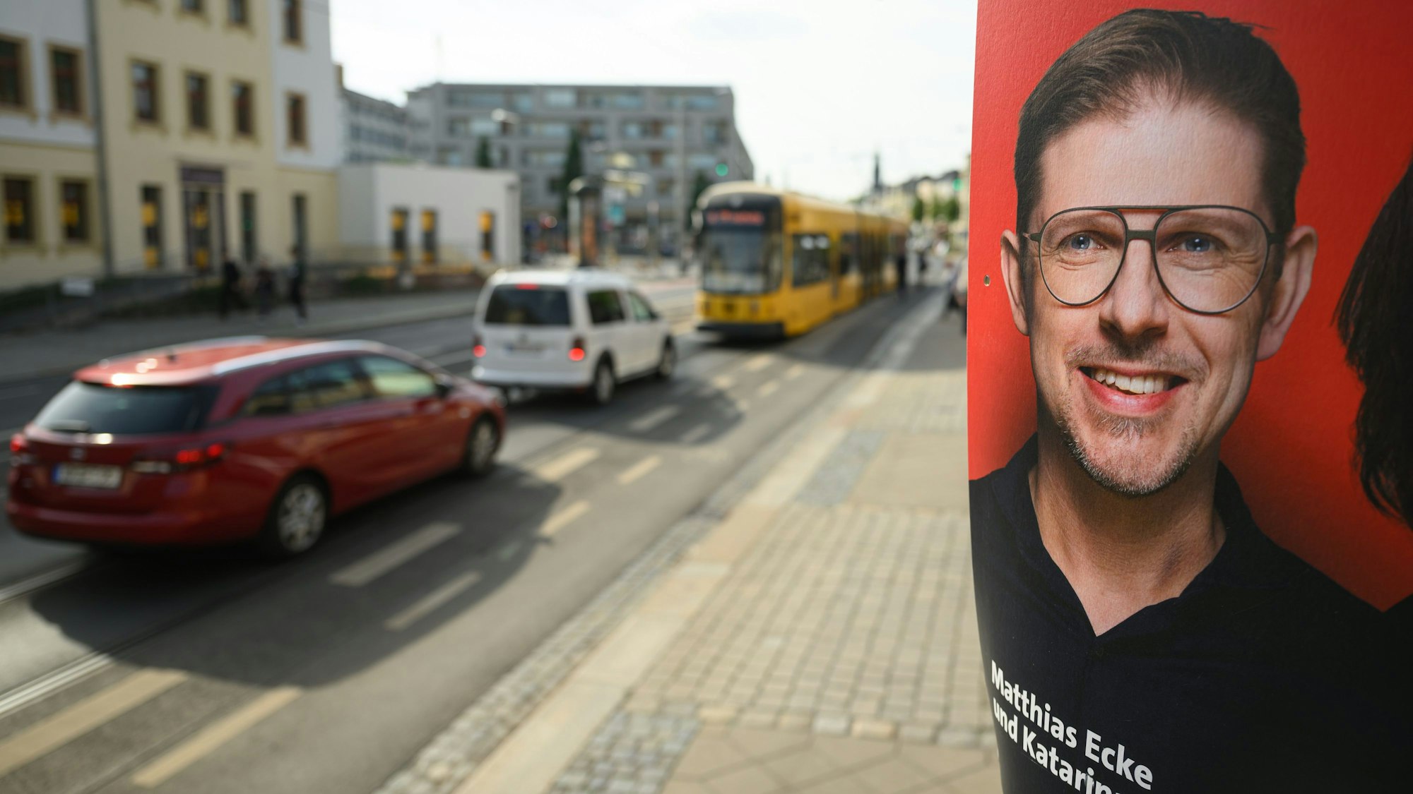 Ein Wahlplakat des sächsischen SPD-Spitzenkandidaten zur Europawahl, Matthias Ecke hängt an der Schandauer Straße im Stadtteil Striesen an einem Laternenmast.
