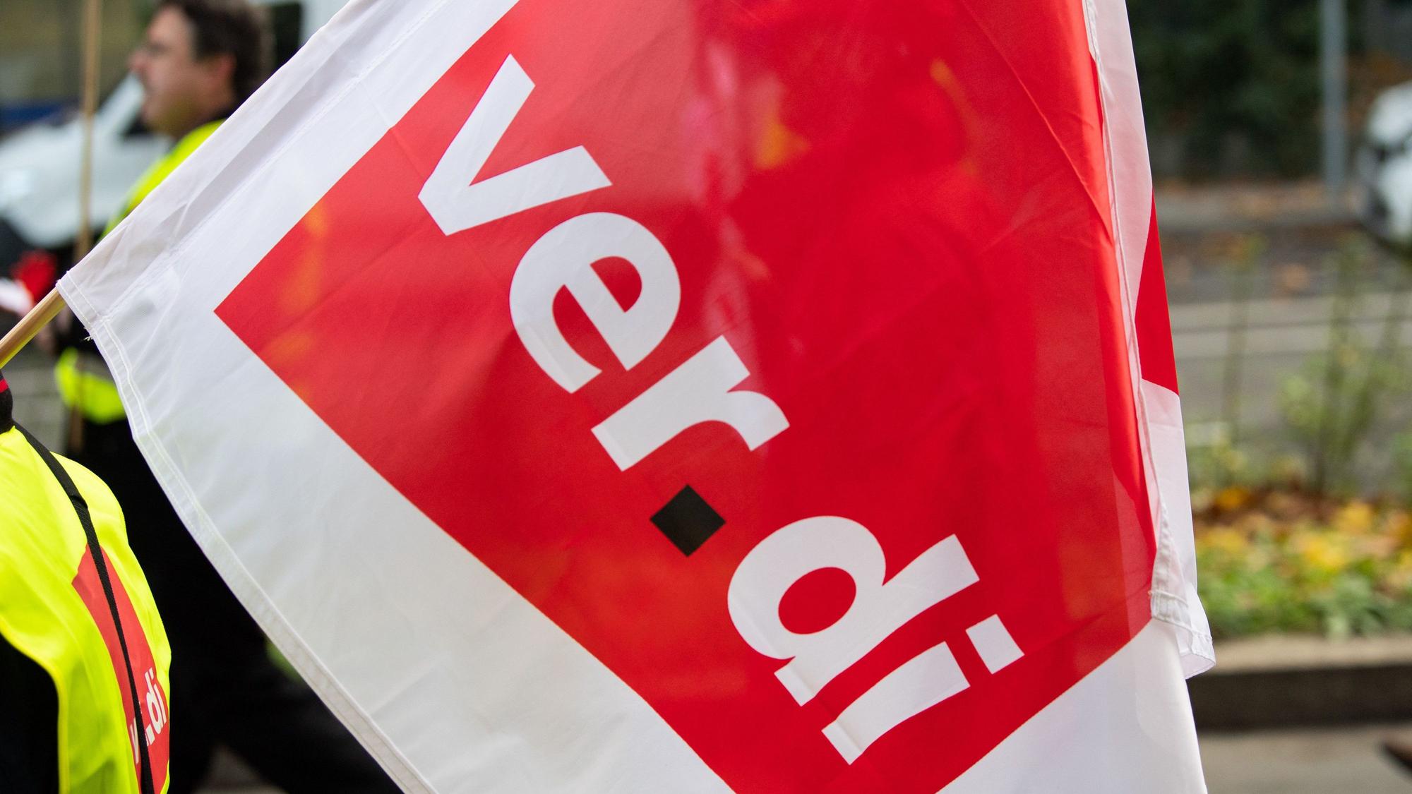 Eine Verdi-Fahne ist auf einer Demonstration zu sehen.