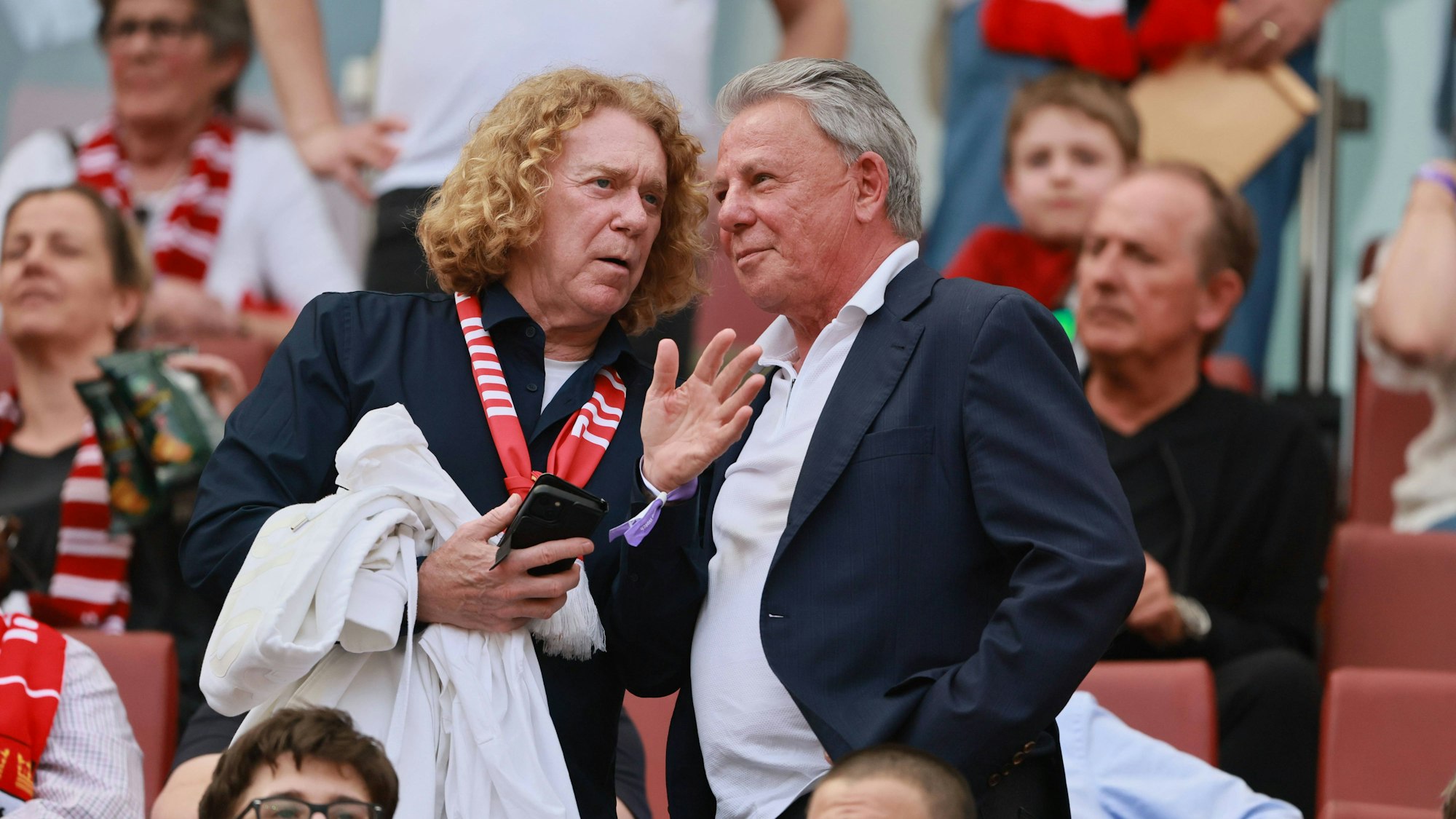Tony Woodcock (links) und Dieter Prestin beim Heimspiel des 1. FC Köln gegen den VfL Bochum am 6. April.