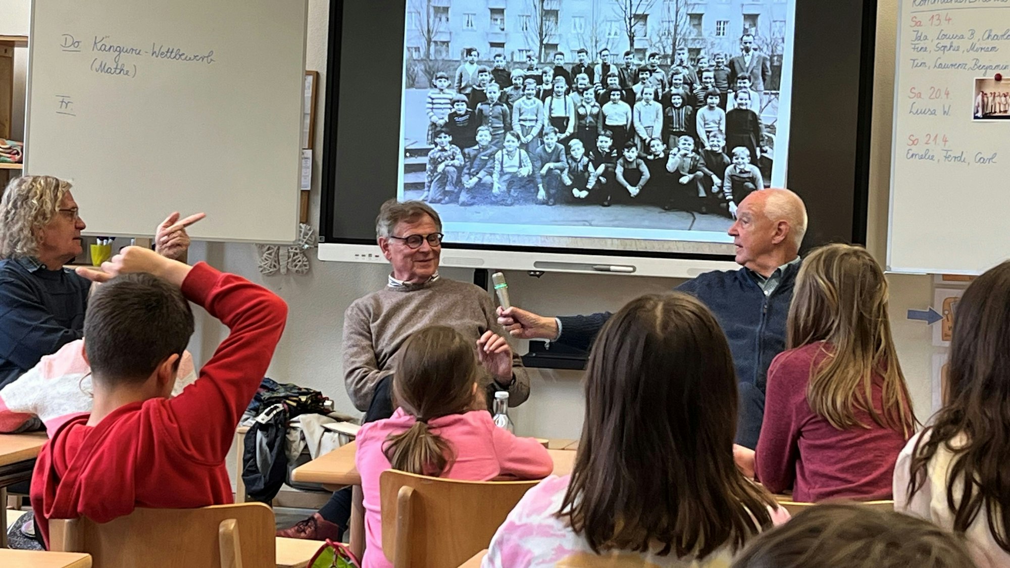 Die Ehemaligen Bernd Curtius, Hubert Laschet und Bernd Pohl stellen sich an der KGS Lohrbergstraße den Fragen der Alpakaklasse.