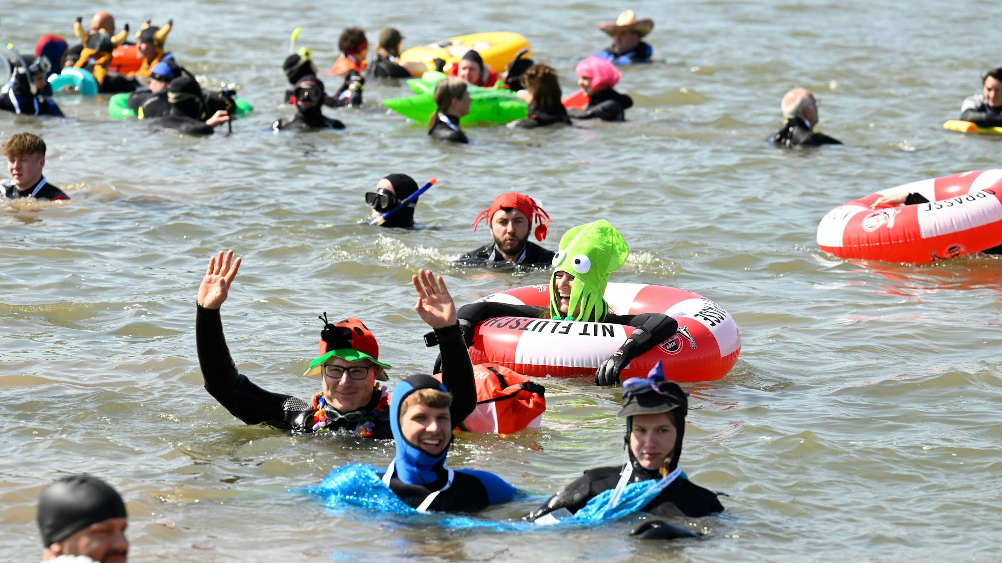 Jedes Jahr ein farbenfrohes Spektakel: das gemeinsame Schwimmen am Vatertag auf dem Rhein.