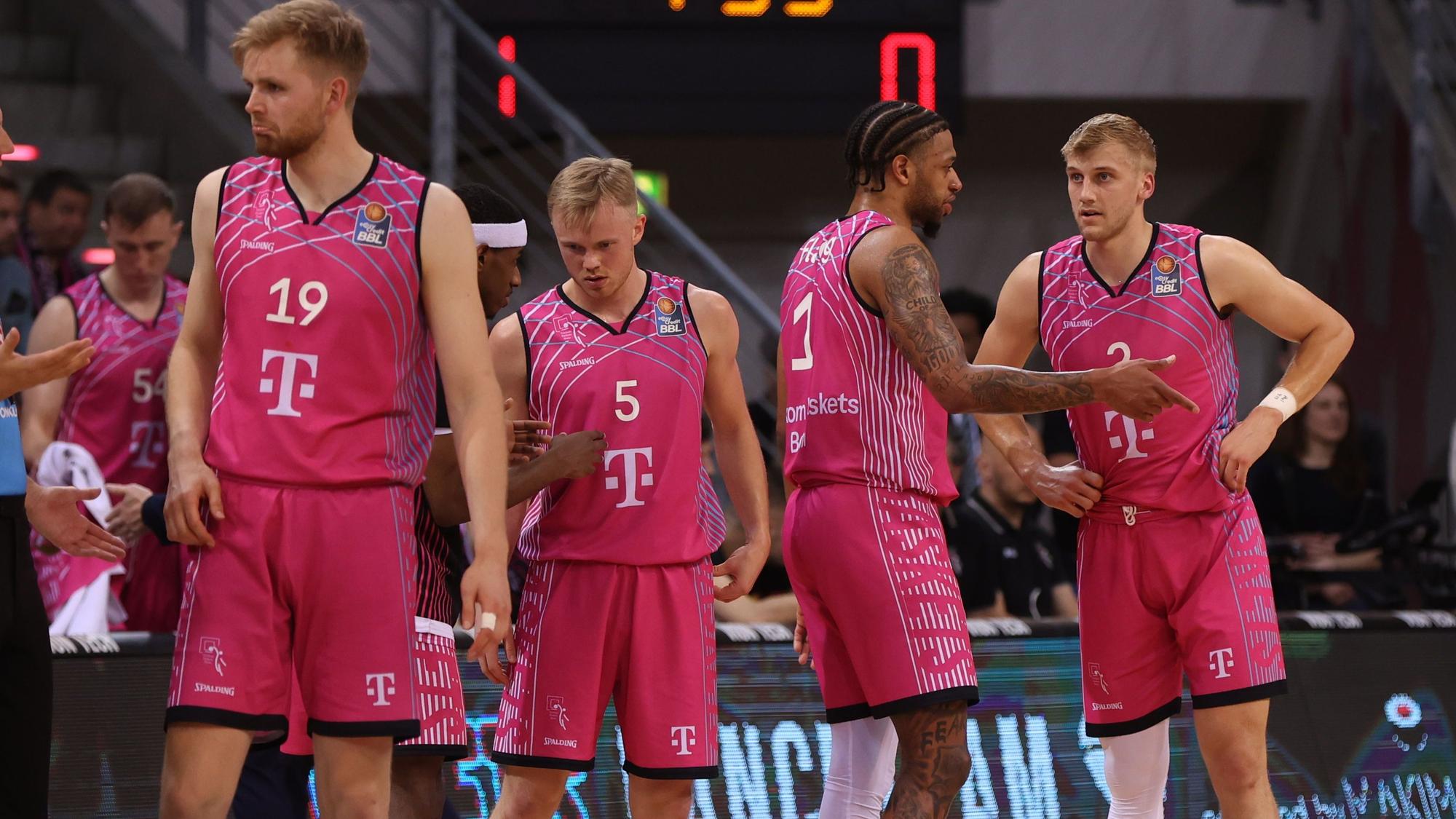 Lange Gesichter bei den Baskets (v.l.): Till Pape, Harald Frey, Savion Flagg und Sam Griesel müssen um die Play-off-Teilnahme bangen.