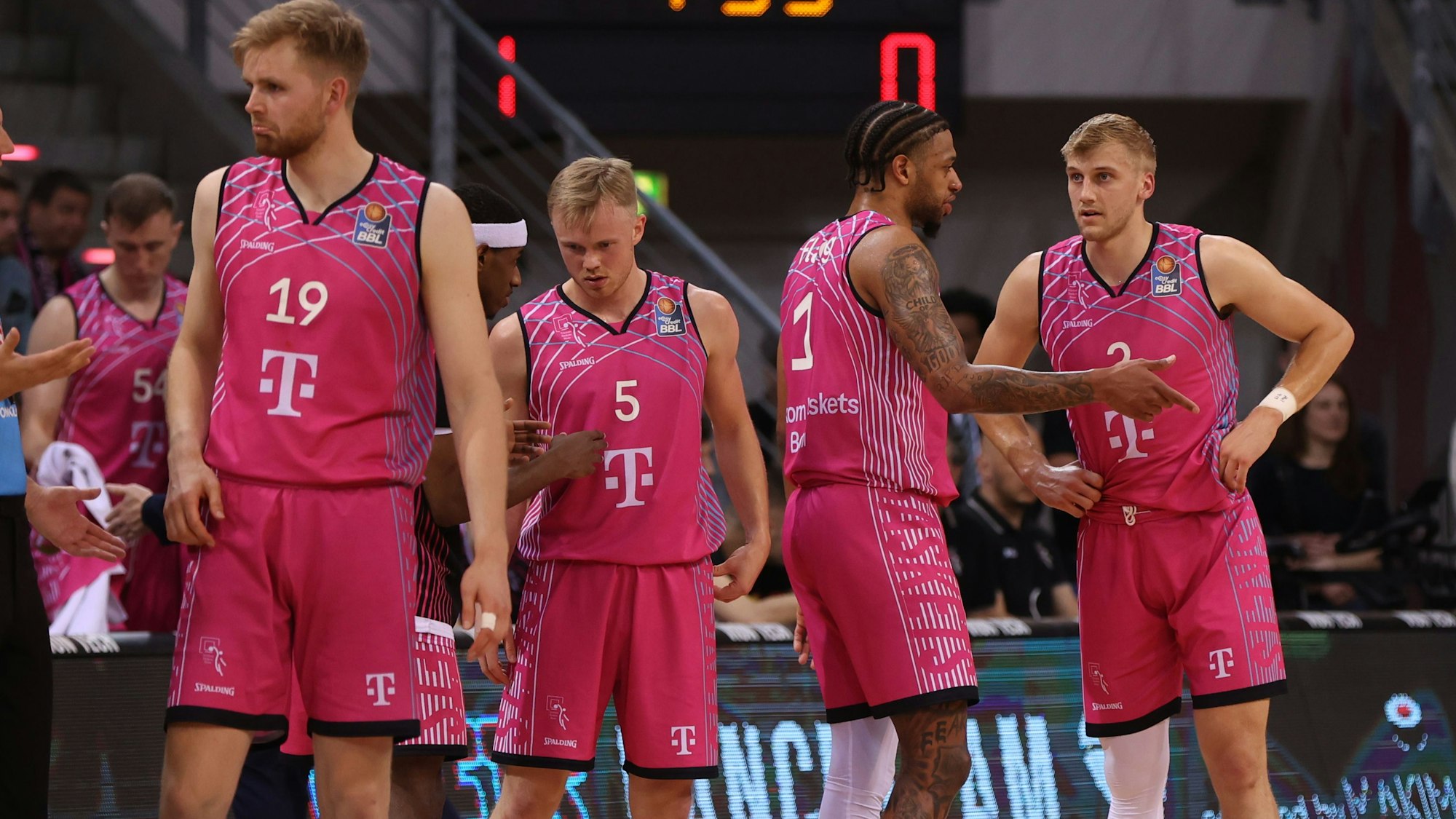 Lange Gesichter bei den Baskets (v.l.): Till Pape, Harald Frey, Savion Flagg und Sam Griesel müssen um die Play-off-Teilnahme bangen.