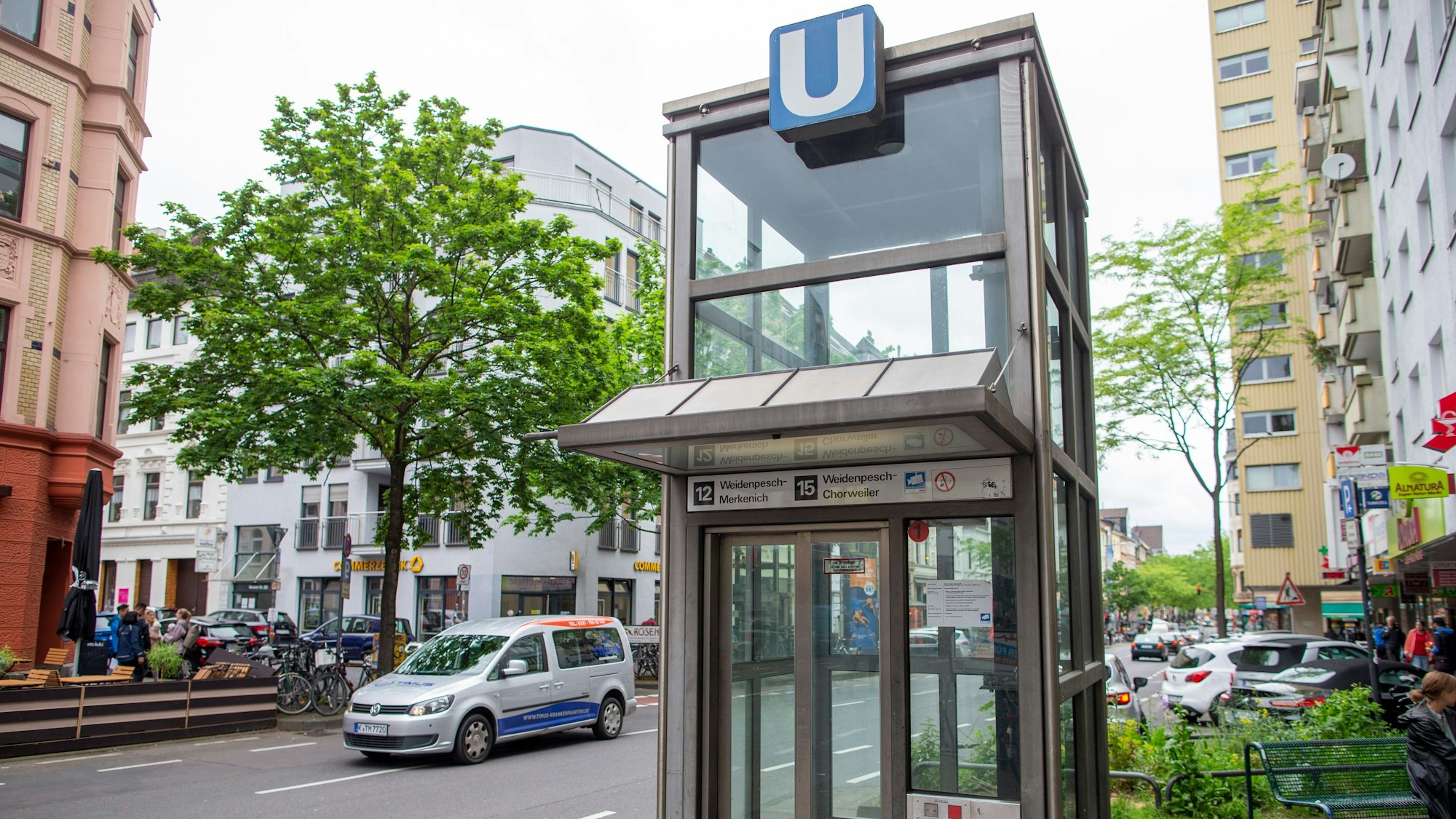 Ein gläserner Aufzug an einer U-Bahn-Station.