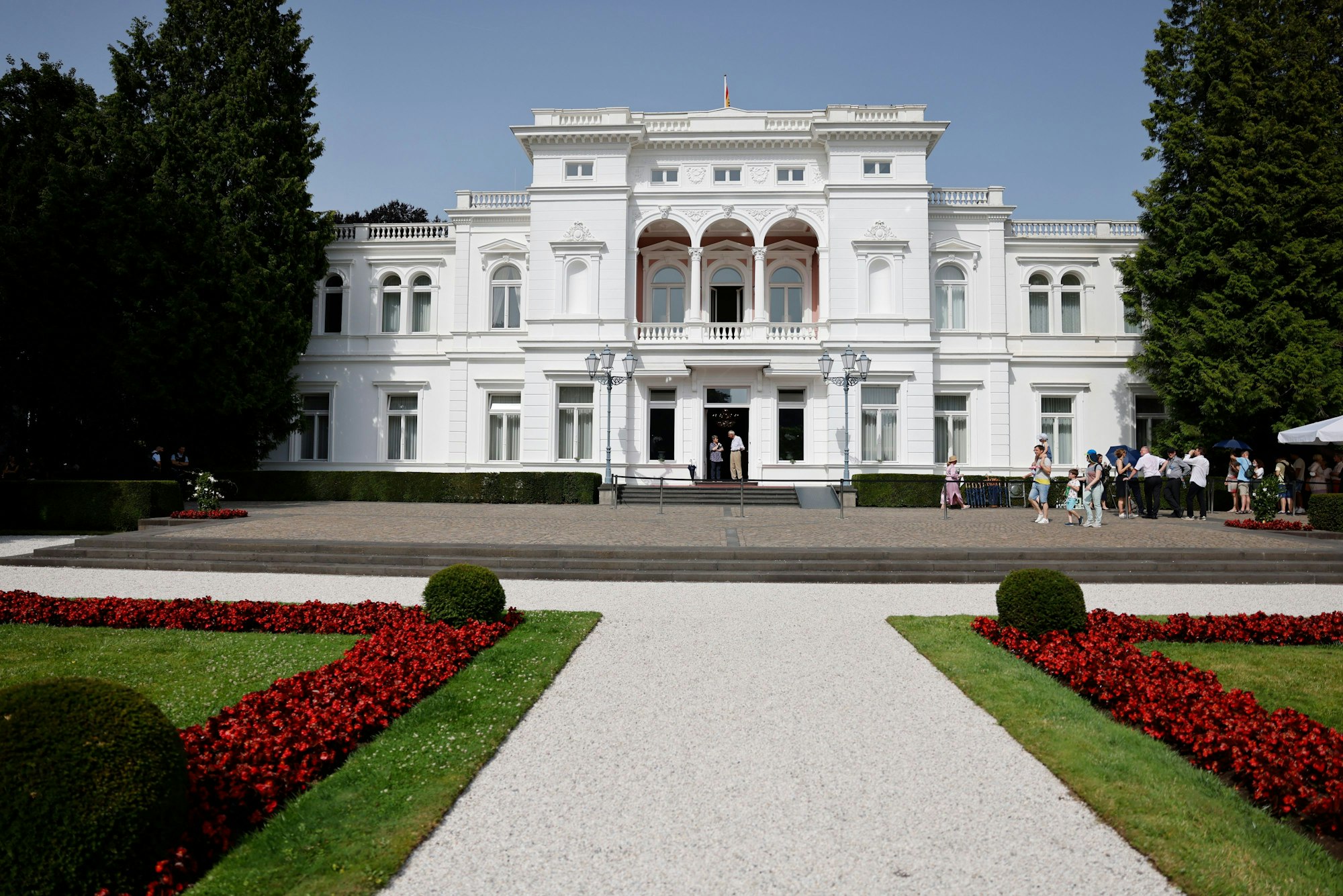 Klassizismus in seiner schönsten Form: Die Villa Hammerschmidt (oben) dient seit 1950 als Amts- und Wohnsitz des Bundespräsidenten, seit 1994 als Zweitsitz hinter Schloss Bellevue in Berlin.