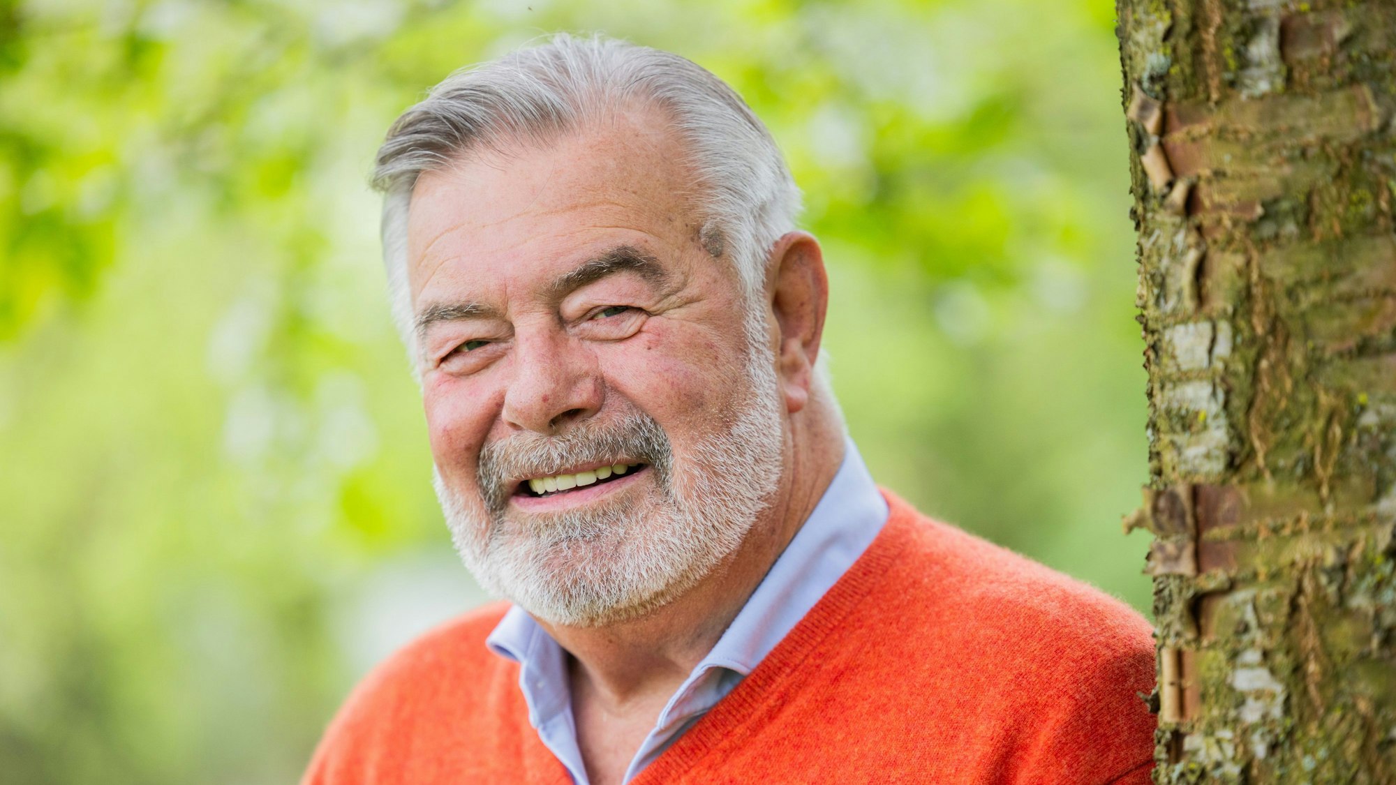 Moderator-Legende Harry Wijnvoord im Garten seines Hauses in Münster.