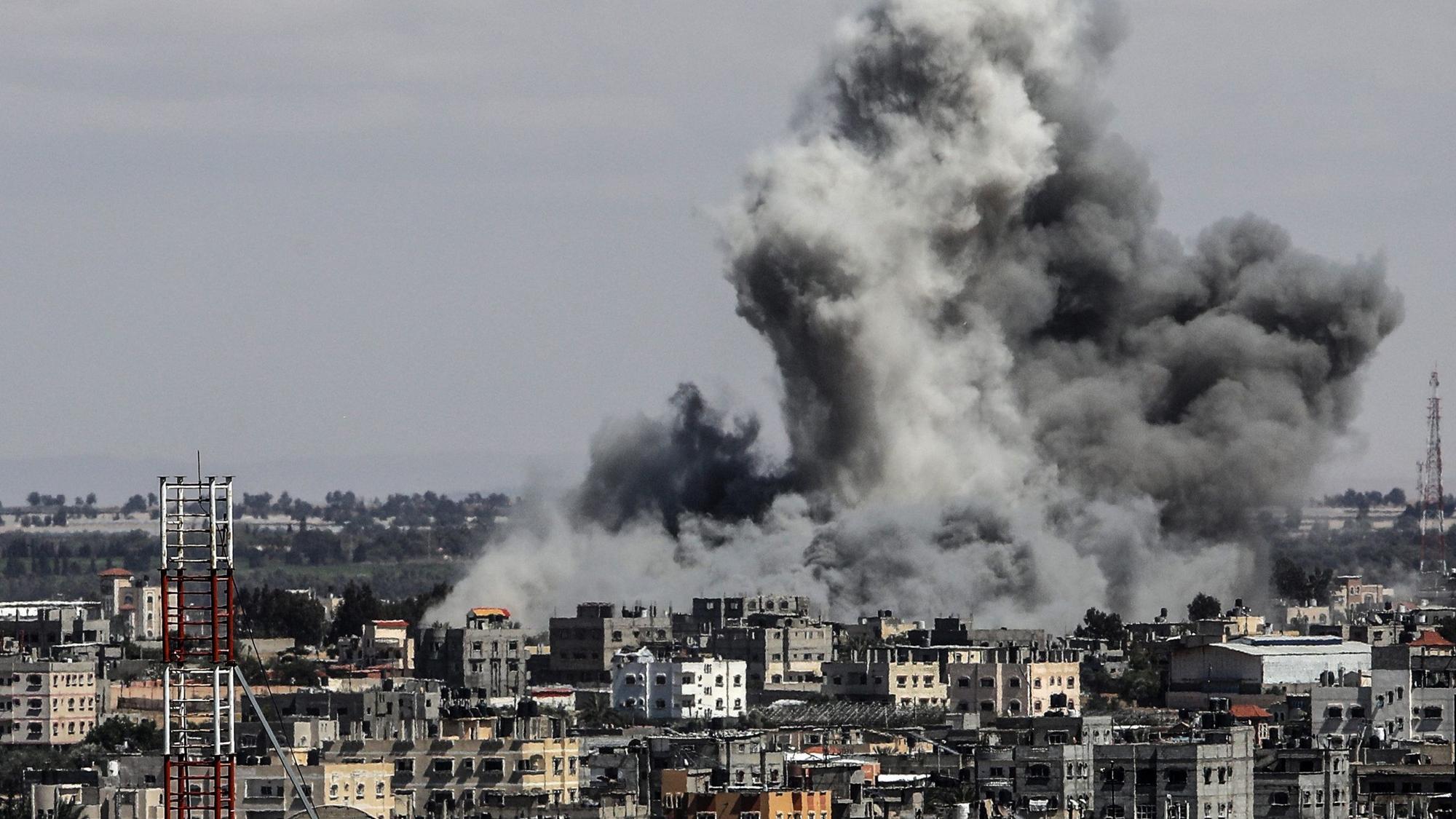 Rafah: Nach einem israelischen Luftangriff auf den Osten der Stadt Rafah im südlichen Gazastreifen steigt Rauch auf.