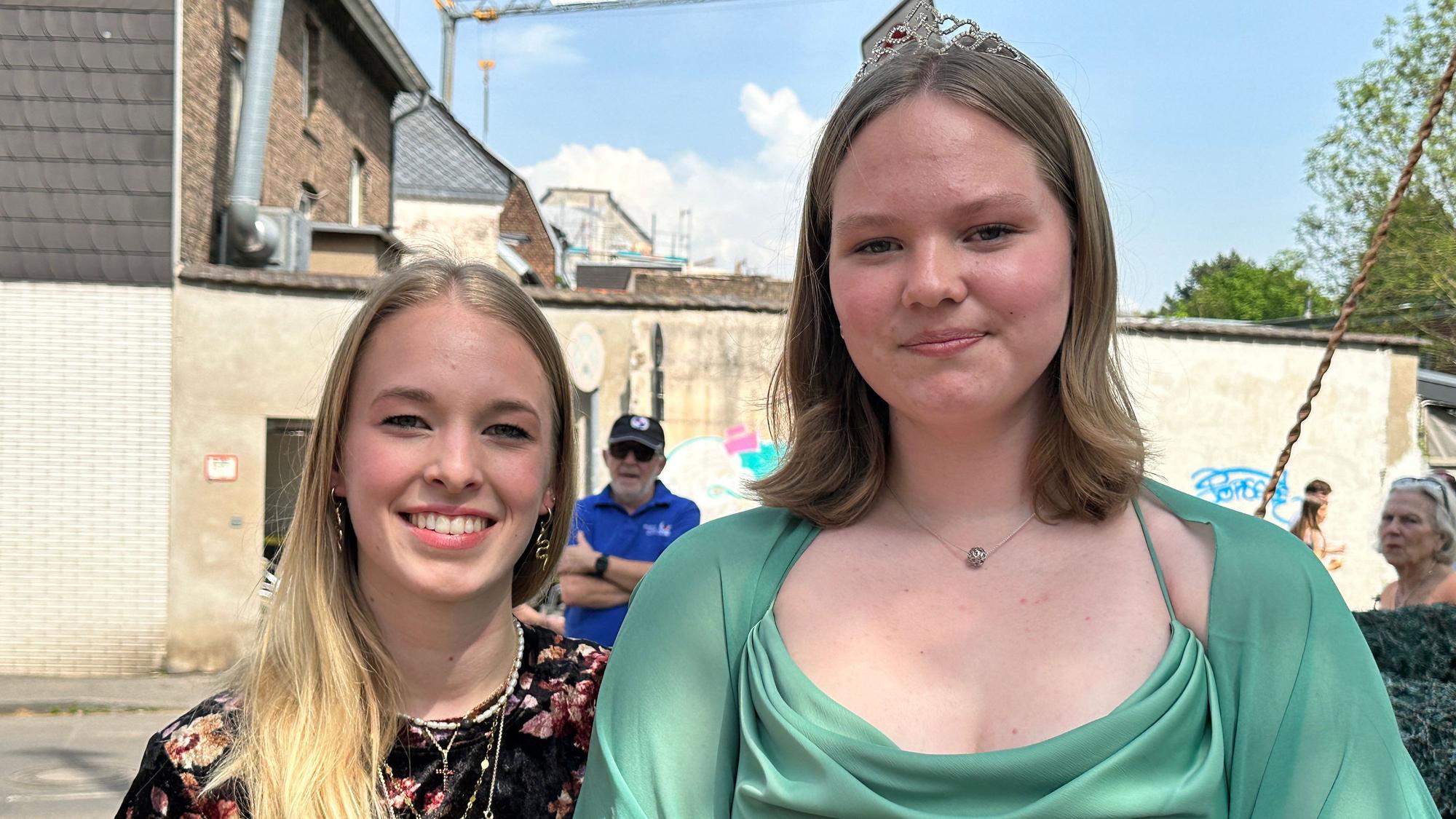 Nach fünf Jahren übergab Carolin Köhl (links) das Amt an die neue Maikönigin Pia Schiffmann aus Sürth.