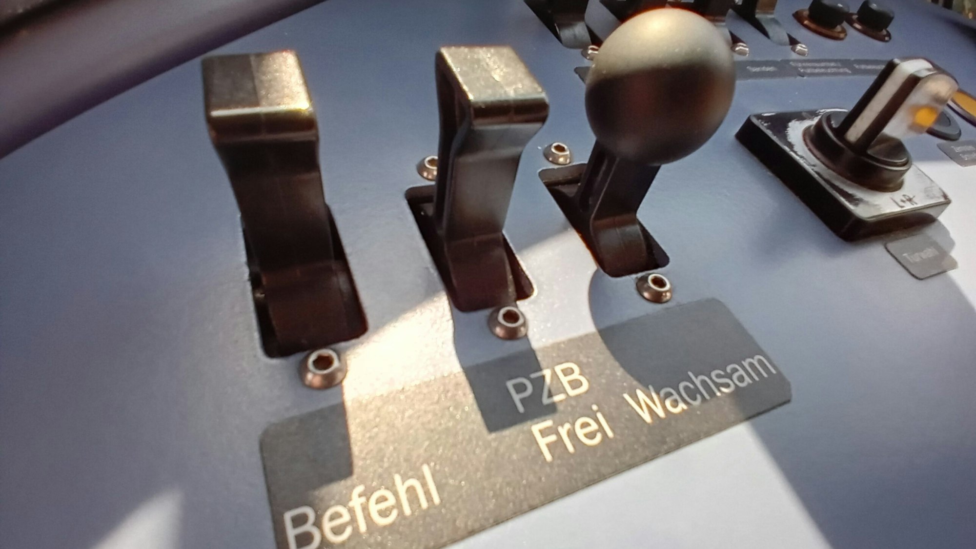 Ein Blick auf das Armaturenbrett des Führerstands.