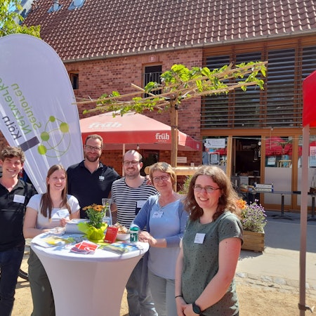 Einige Mitglieder des Organisationsteams: Piotr Falke (Seniorennetzwerk Mauenheim), Mareike Dunkel (SNW Niehl), ein Mitarbeiter des Sanitätshauses Rahm, Julius Lang (SNW Nippes), Brigitte Theis (Bürgerzentrum Nippes) und Natascha Mark (SNW Riehl).