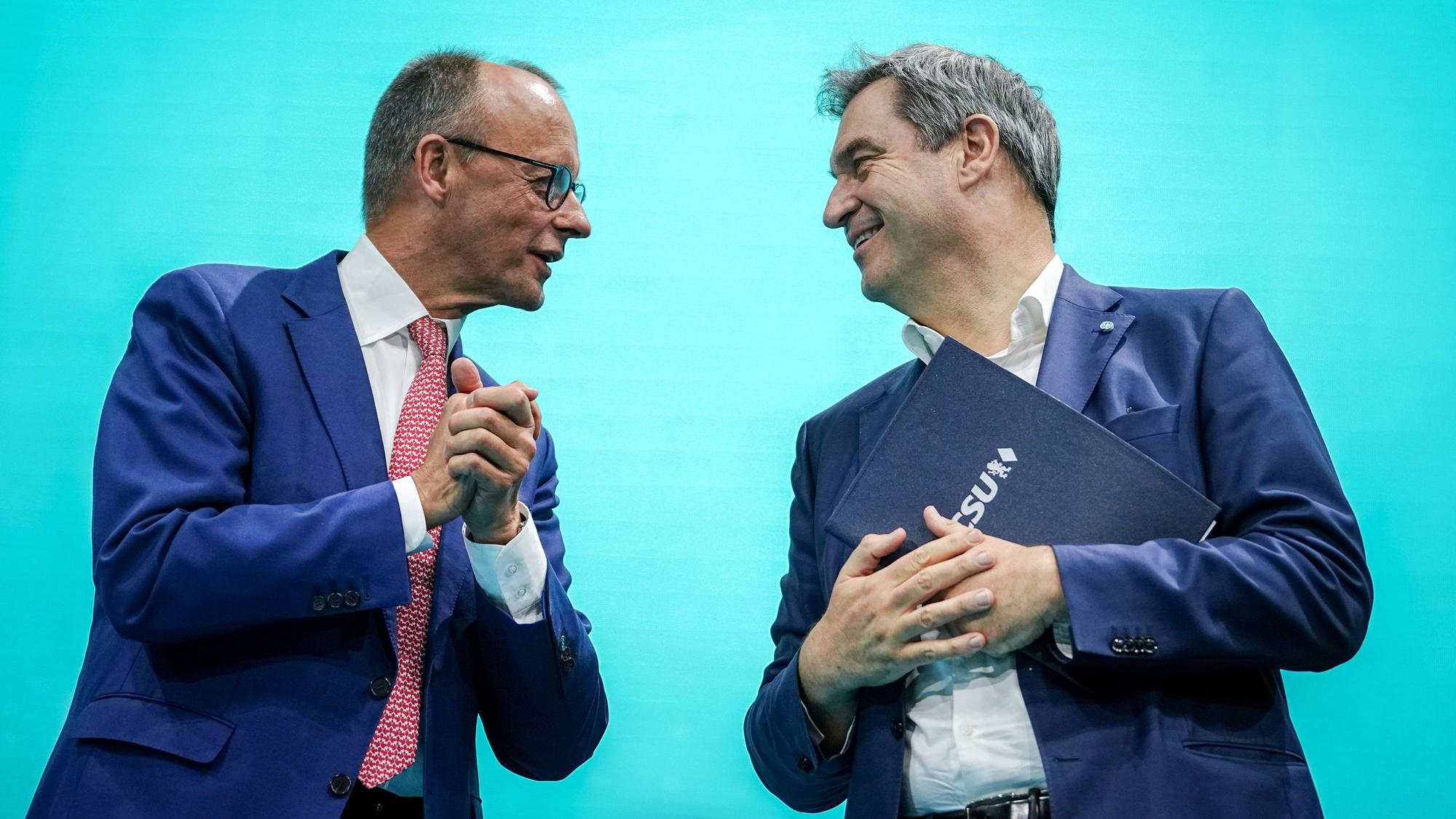 Friedrich Merz (l), CDU-Bundesvorsitzender, steht neben Markus Söder (CSU), Ministerpräsident von Bayern, nach dessen Rede beim CDU-Bundesparteitag.