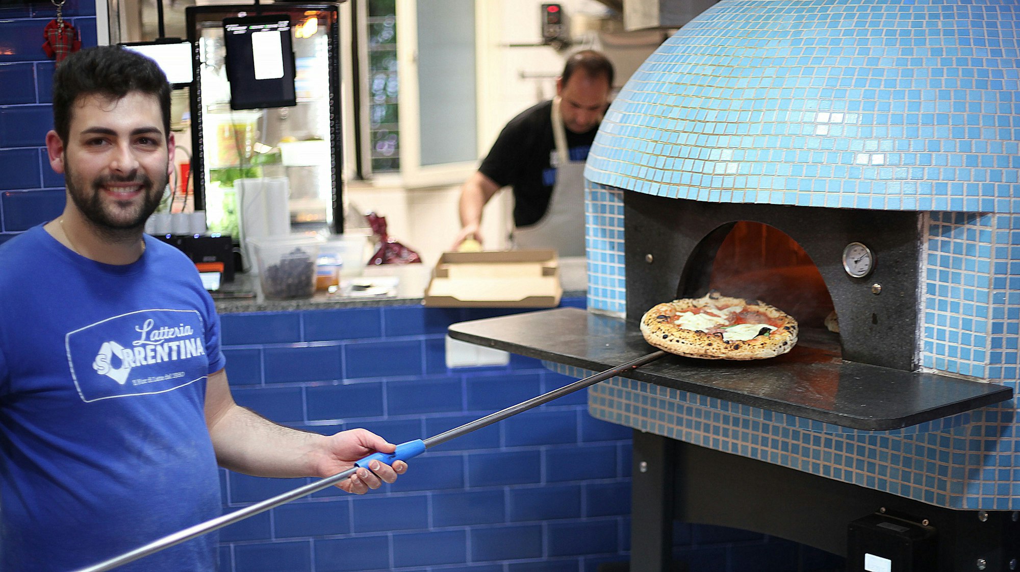 „NapoLike“-Betreiber Francesco Aversario am Pizza-Ofen.