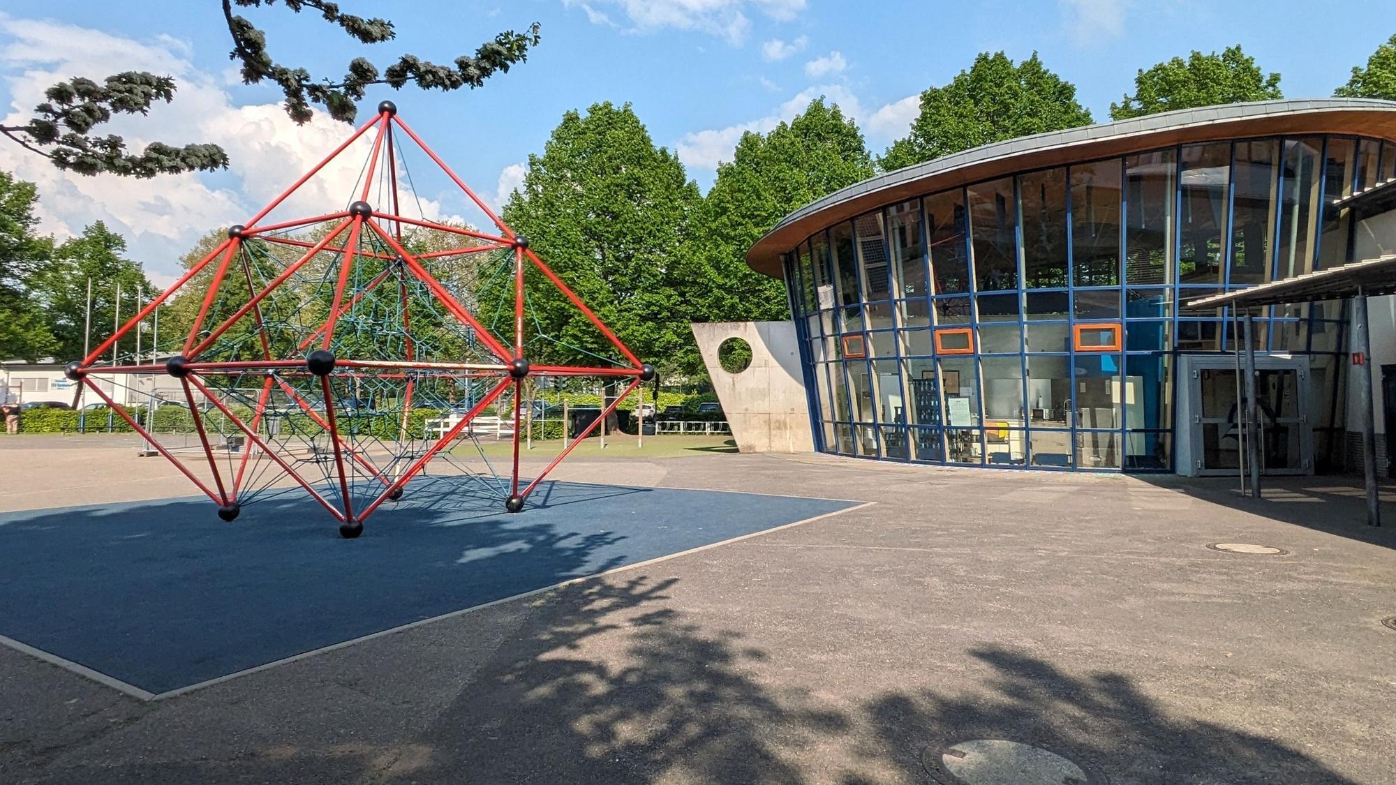 Die Johann-Wallraf-Grundschule wird saniert und erweitert. Während der Bauzeit stehen einige Flächen des Pausenhofes für die Schüler nicht zur Verfügung.