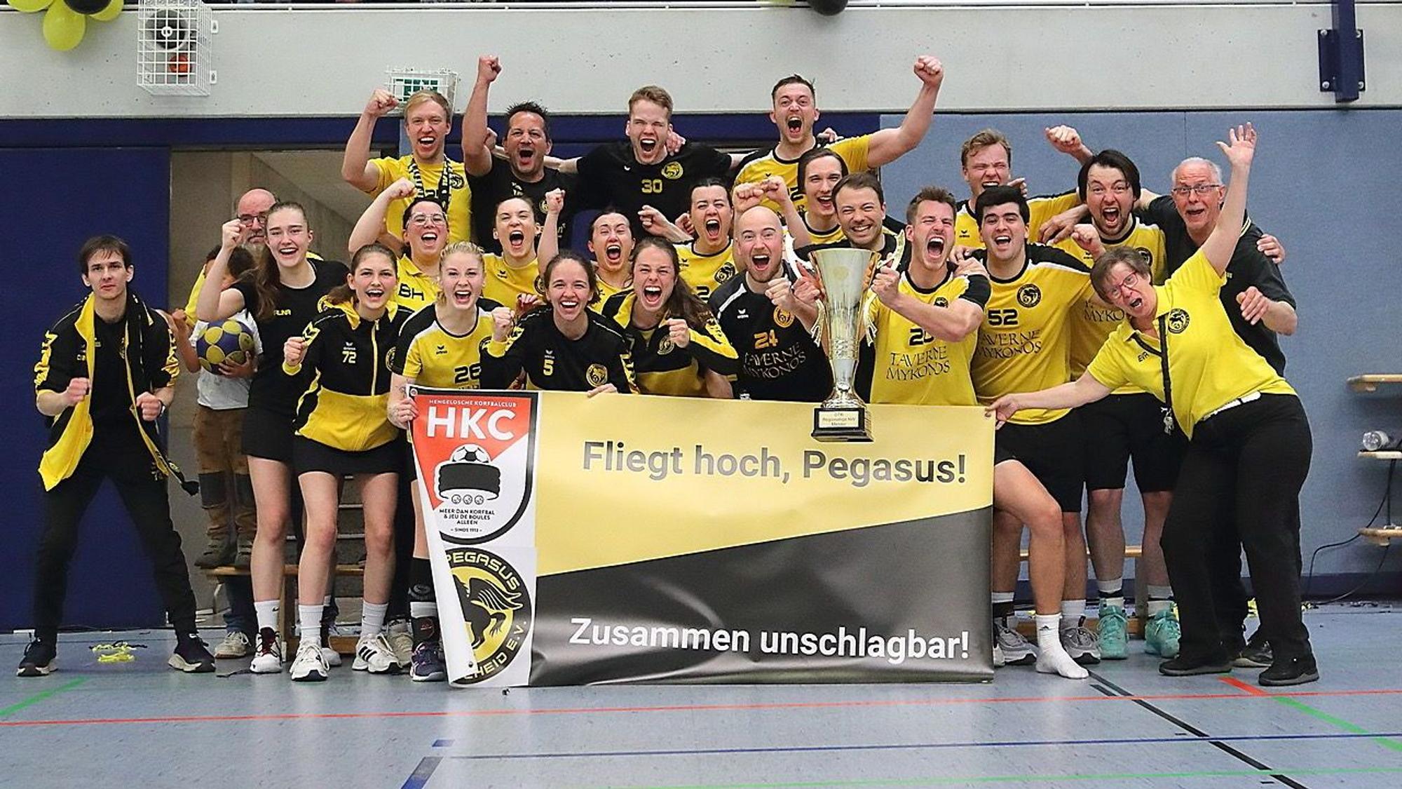 Die Korfballer jubeln in der Sporthalle