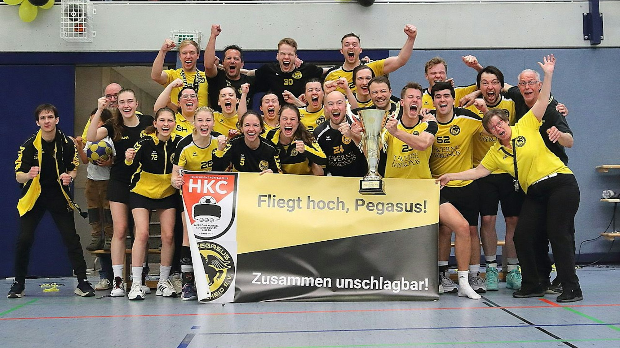 Die Korfballer jubeln in der Sporthalle