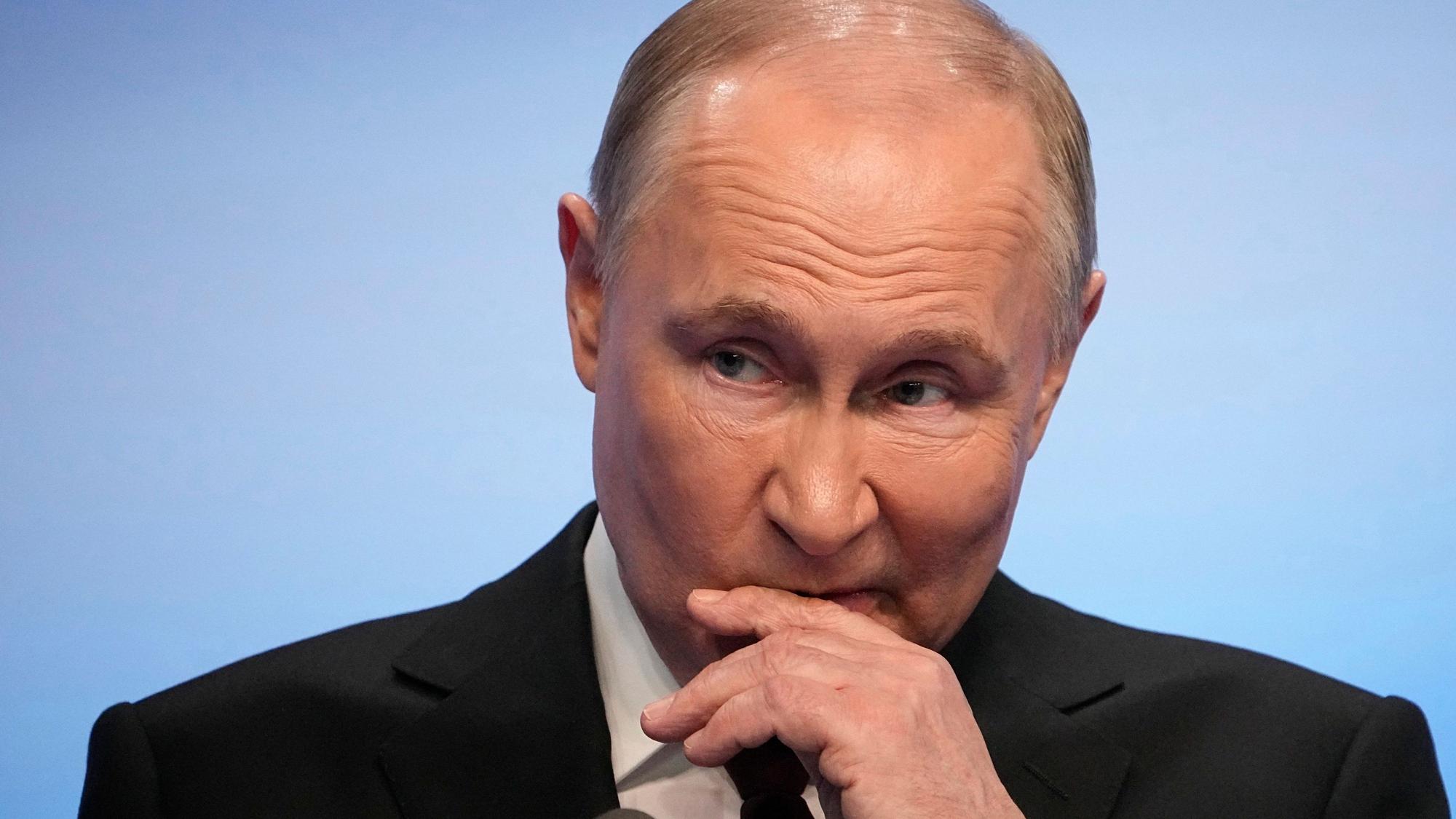 ARCHIV - 18.03.2024, Russland, Moskau: Der russische Präsident Wladimir Putin spricht während eines Besuchs in seiner Wahlkampfzentrale nach den Präsidentschaftswahlen in Moskau am 18. März 2024. Putin beginnt seine fünfte Amtszeit als russischer Präsident am Dienstag mit einer opulenten Amtseinführung im Kreml, nachdem er seine politische Opposition vernichtet, einen verheerenden Krieg in der Ukraine begonnen und seine Macht konsolidiert hat. Foto: Uncredited/AP/dpa/dpa +++ dpa-Bildfunk +++