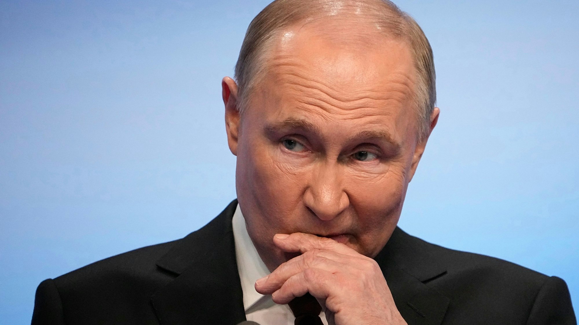 ARCHIV - 18.03.2024, Russland, Moskau: Der russische Präsident Wladimir Putin spricht während eines Besuchs in seiner Wahlkampfzentrale nach den Präsidentschaftswahlen in Moskau am 18. März 2024. Putin beginnt seine fünfte Amtszeit als russischer Präsident am Dienstag mit einer opulenten Amtseinführung im Kreml, nachdem er seine politische Opposition vernichtet, einen verheerenden Krieg in der Ukraine begonnen und seine Macht konsolidiert hat. Foto: Uncredited/AP/dpa/dpa +++ dpa-Bildfunk +++