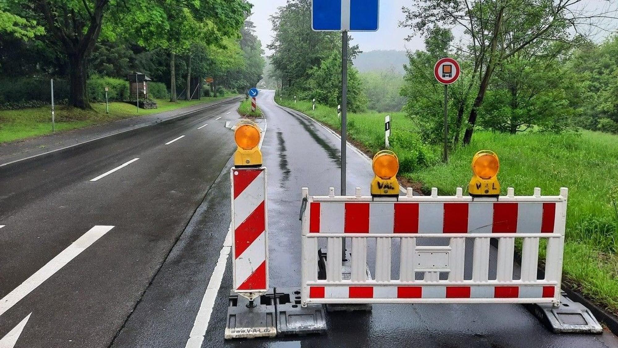 Die L268 bei Heisterbacherrott im Siebengebirge ist nach schweren Unwettern im Rhein-Sieg-Kreis gesperrt. Im Berufsverkehr kam es zu starken Verzögerungen und langen Staus.