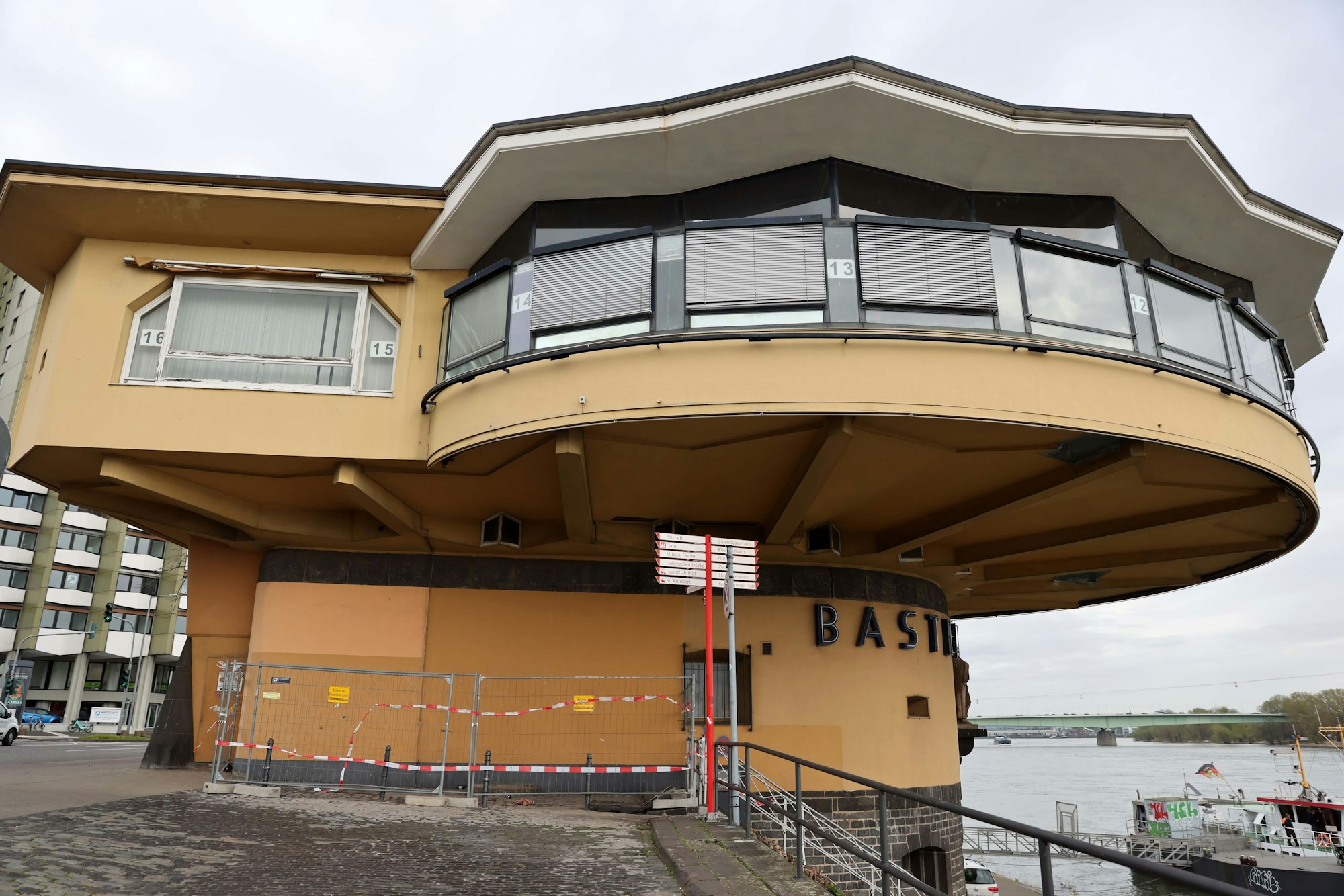 Einst ein edles Gebäude, heute eine Baustelle: Die Bastei am Rheinufer fristet ein tristes Dasein.