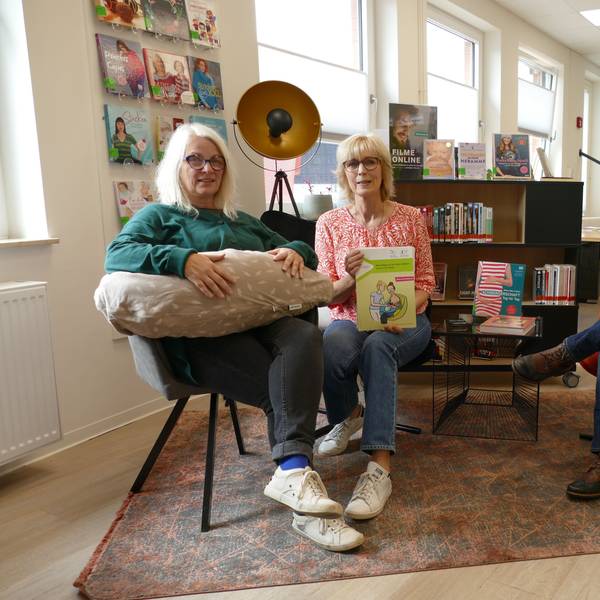 Drei Menschen sitzen auf Stühlen