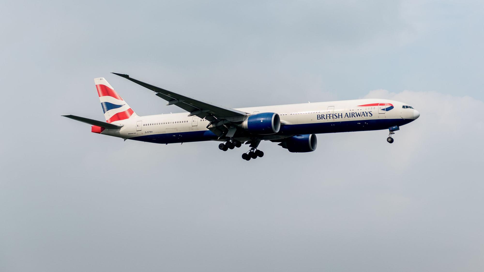Eine Boeing 777 der Fluglinie British Airways in der Luft.