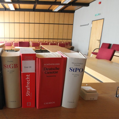 Auf einem Richtertisch im Amtsgericht Siegburg steht juristische Fachliteratur.