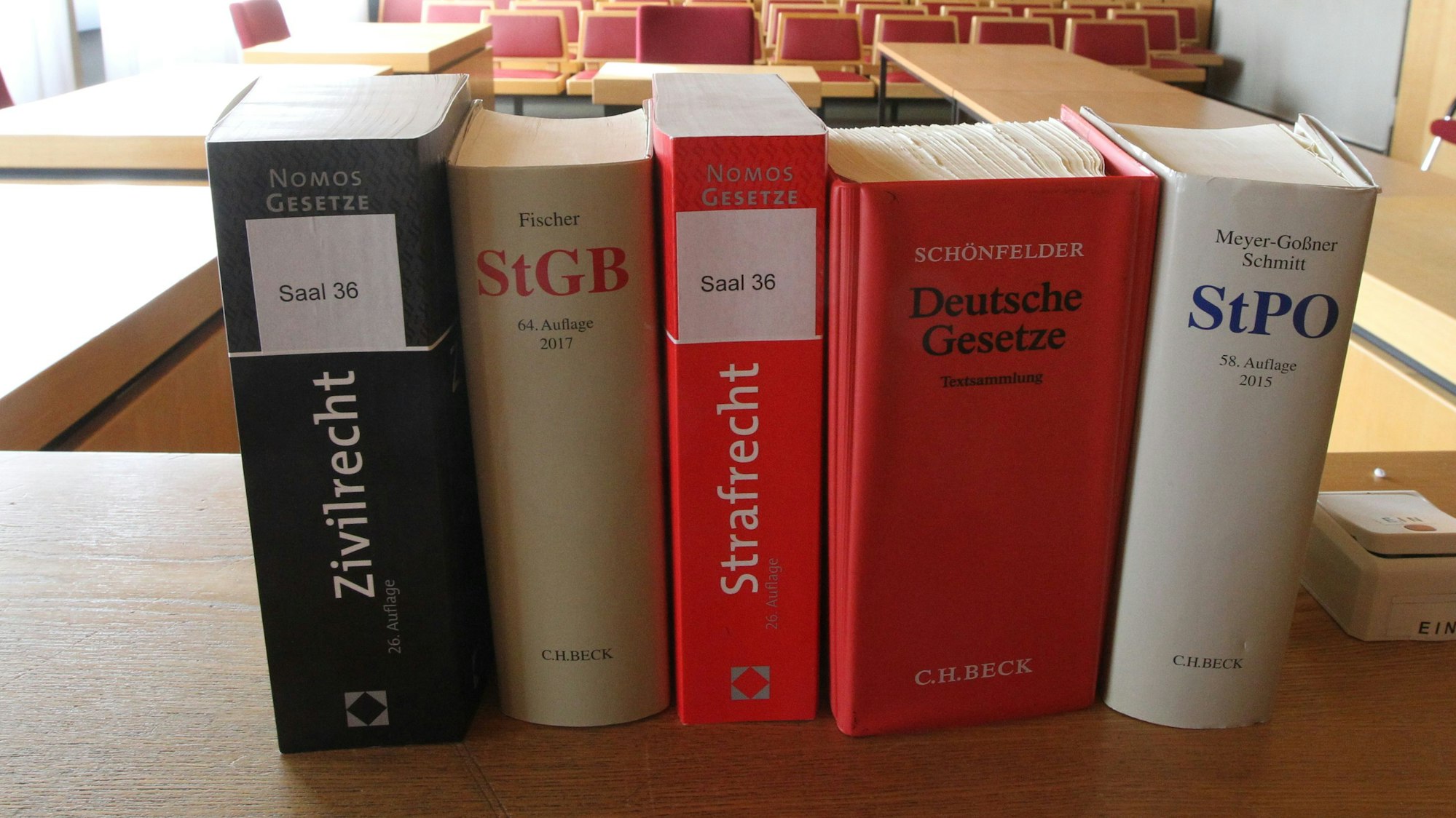 Auf einem Richtertisch im Siegburger Amtsgericht stehen Bücher mit Gesetzestexten.