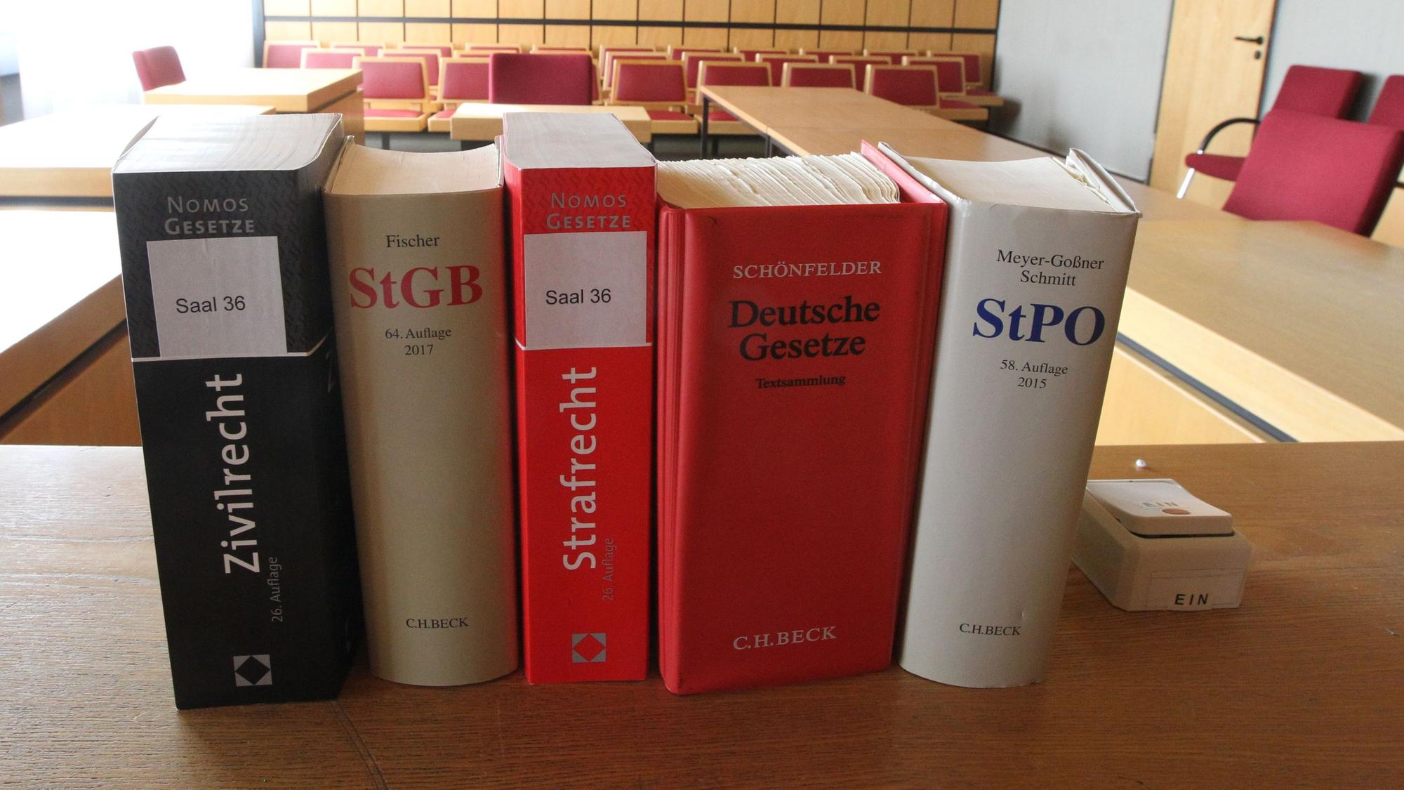 Auf einem Richtertisch im Amtsgericht Siegburg steht juristische Fachliteratur.