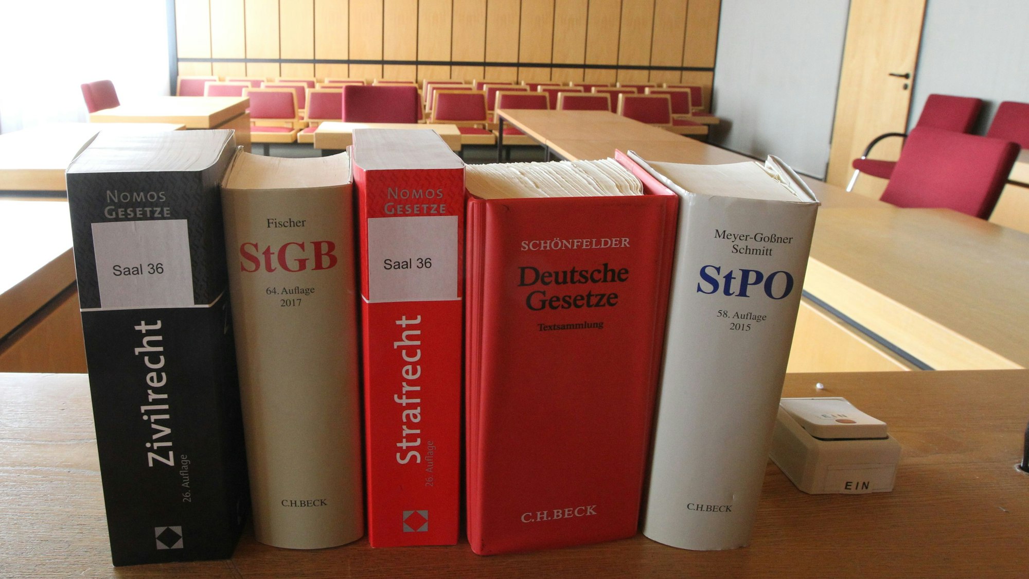 Auf einem Richtertisch im Amtsgericht Siegburg steht juristische Fachliteratur.