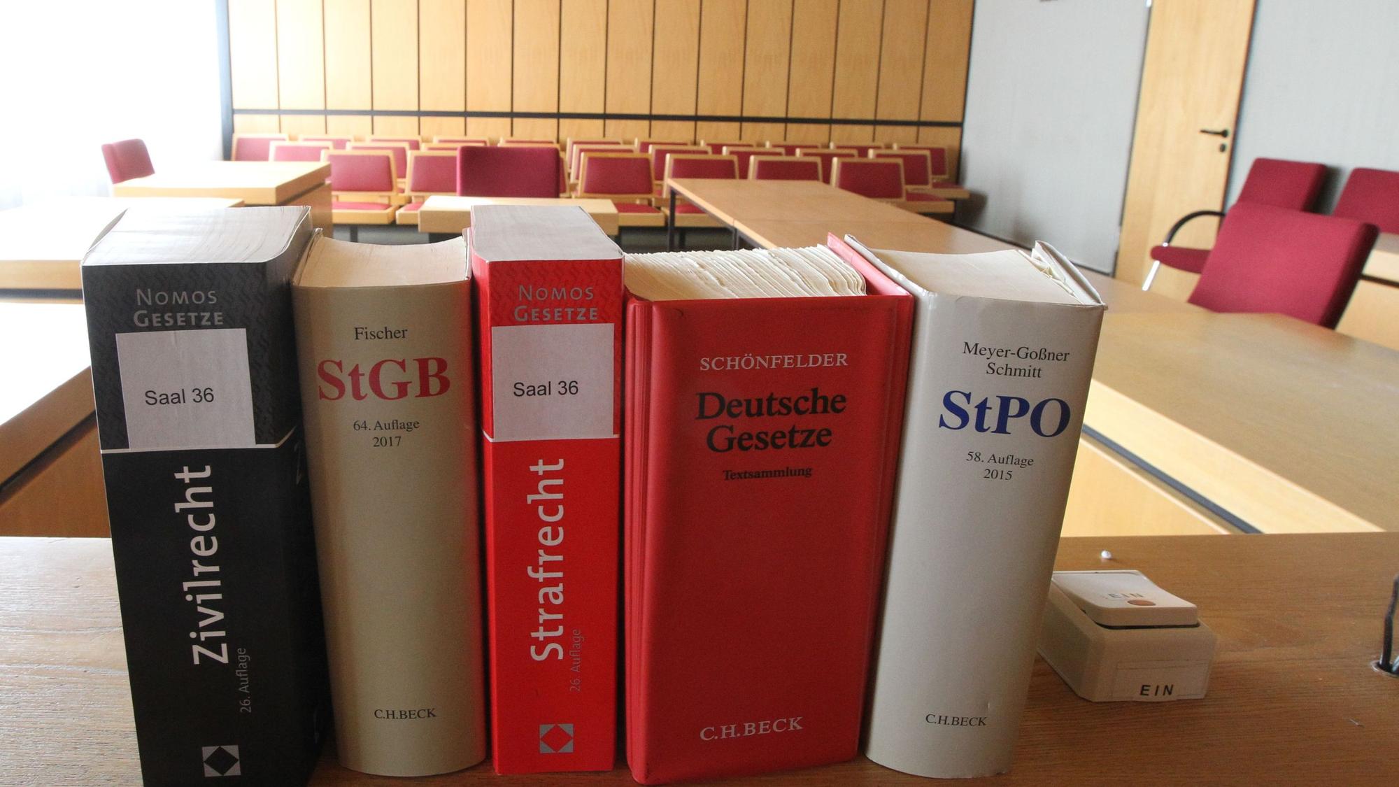 Auf einem Richtertisch im Siegburger Amtsgericht stehen Gesetzestexte.