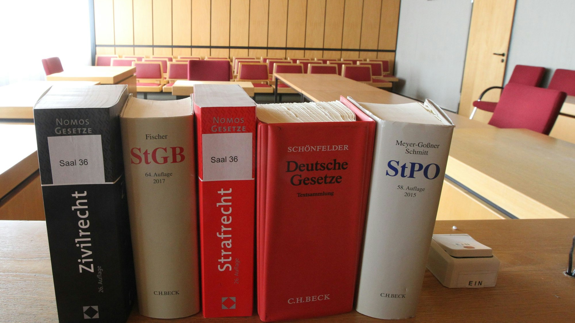 Auf einem Richtertisch im Siegburger Amtsgericht stehen Gesetzestexte.
