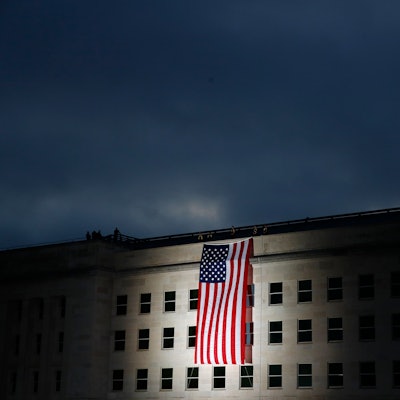 Vor dem Pentagon wird die US-Flagge gehisst. (Symbolbild) Die USA haben ihren Reisehinweis zu Deutschland aufgrund möglicher Terroranschläge geändert.