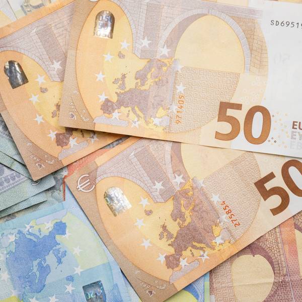 Zahlreiche Euro-Banknoten liegen auf einem Tisch.