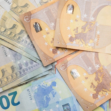 Zahlreiche Euro-Banknoten liegen auf einem Tisch.