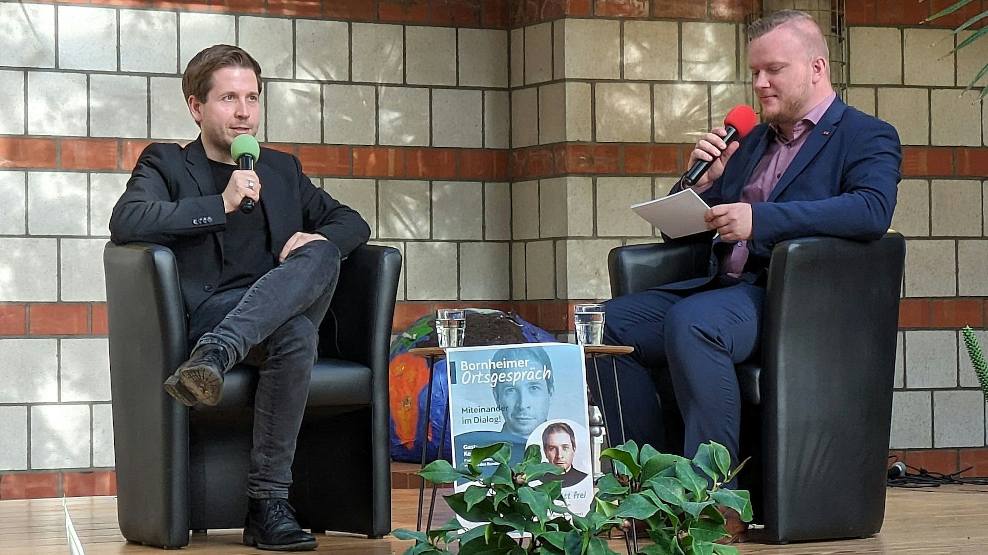 Dominik Pinsdorf (rechts) interviewt SPD-Generalsekretär Kevin Kühnert.