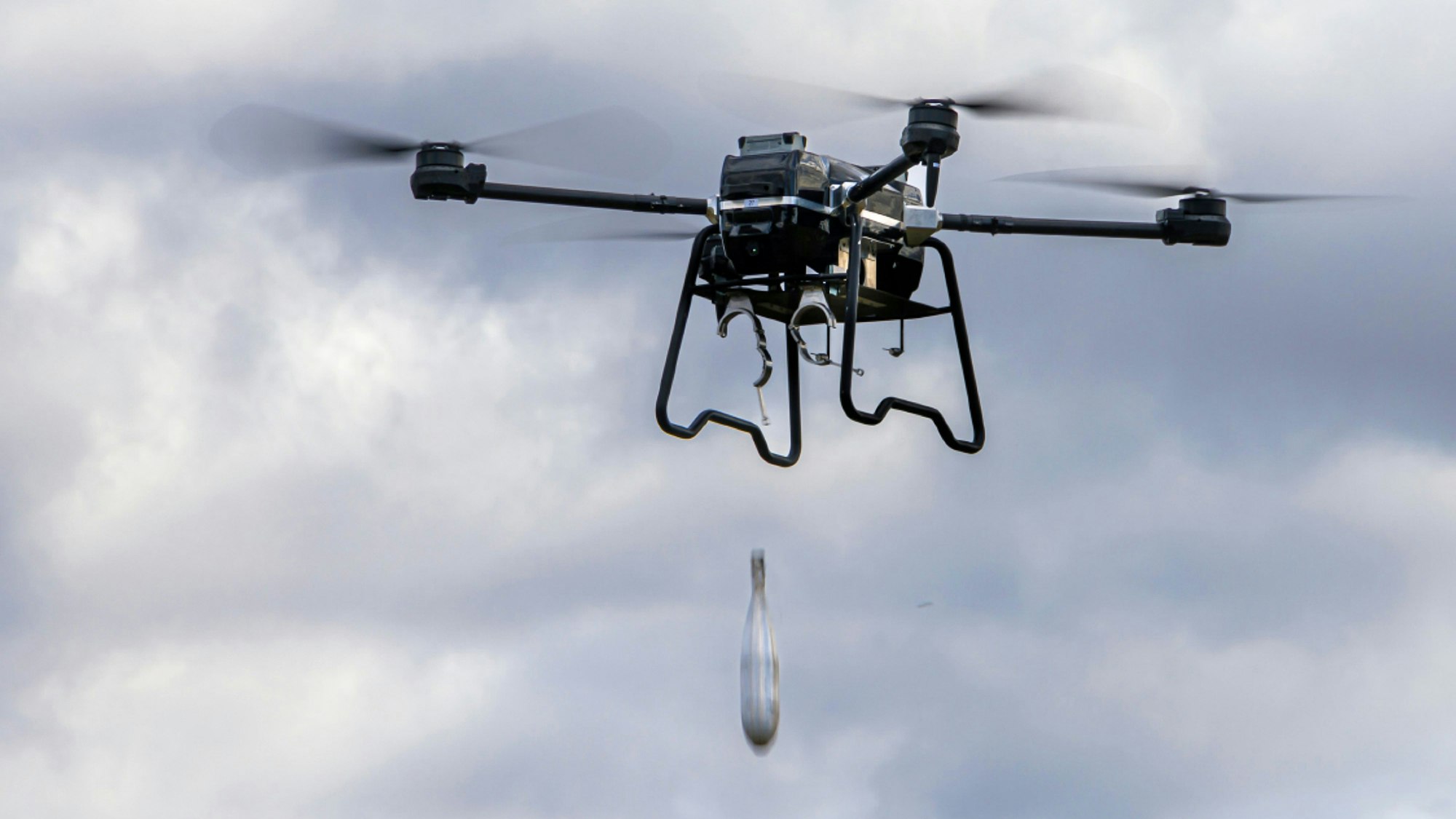 Gefährliche Flugobjekte: Die Polizei hat bei der Fußball-EM eine umfangreiche Drohnenabwehr im Programm.