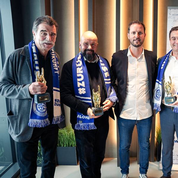 Gruppenbild: Heiner Brand, Thilo Schmid, Christoph Schindler, Dr. Thomas Wilk, und Wolfgang Bosbach stehen nebeneinander. Sie tragen Schals des VfL Gummersbach.