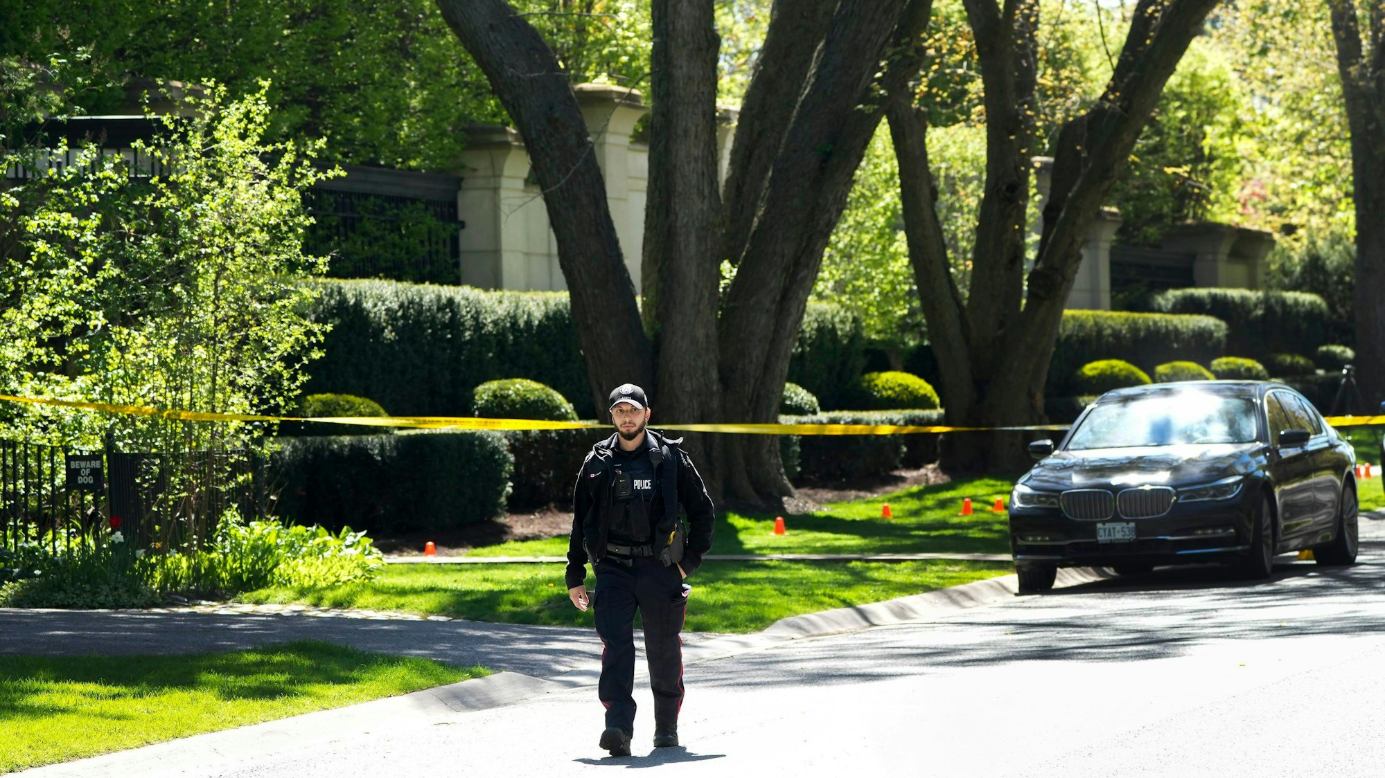 Ein Polizist geht am abgesperrten Tatort vor der Villa des Rappers Drake in Toronto entlang.