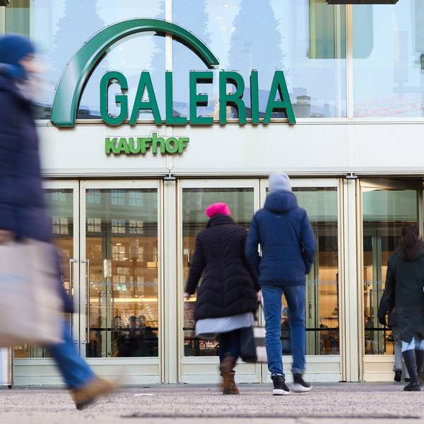Berlin: Blick auf den Eingang eines Kaufhauses von Galerie Karstadt Kaufhof.