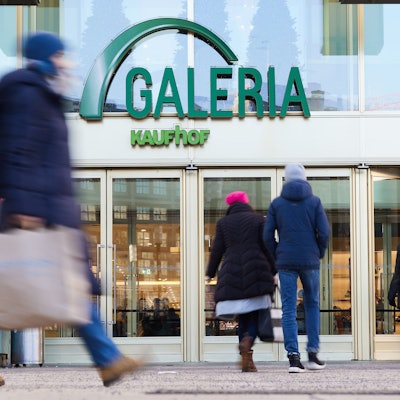 Berlin: Blick auf den Eingang eines Kaufhauses von Galerie Karstadt Kaufhof.