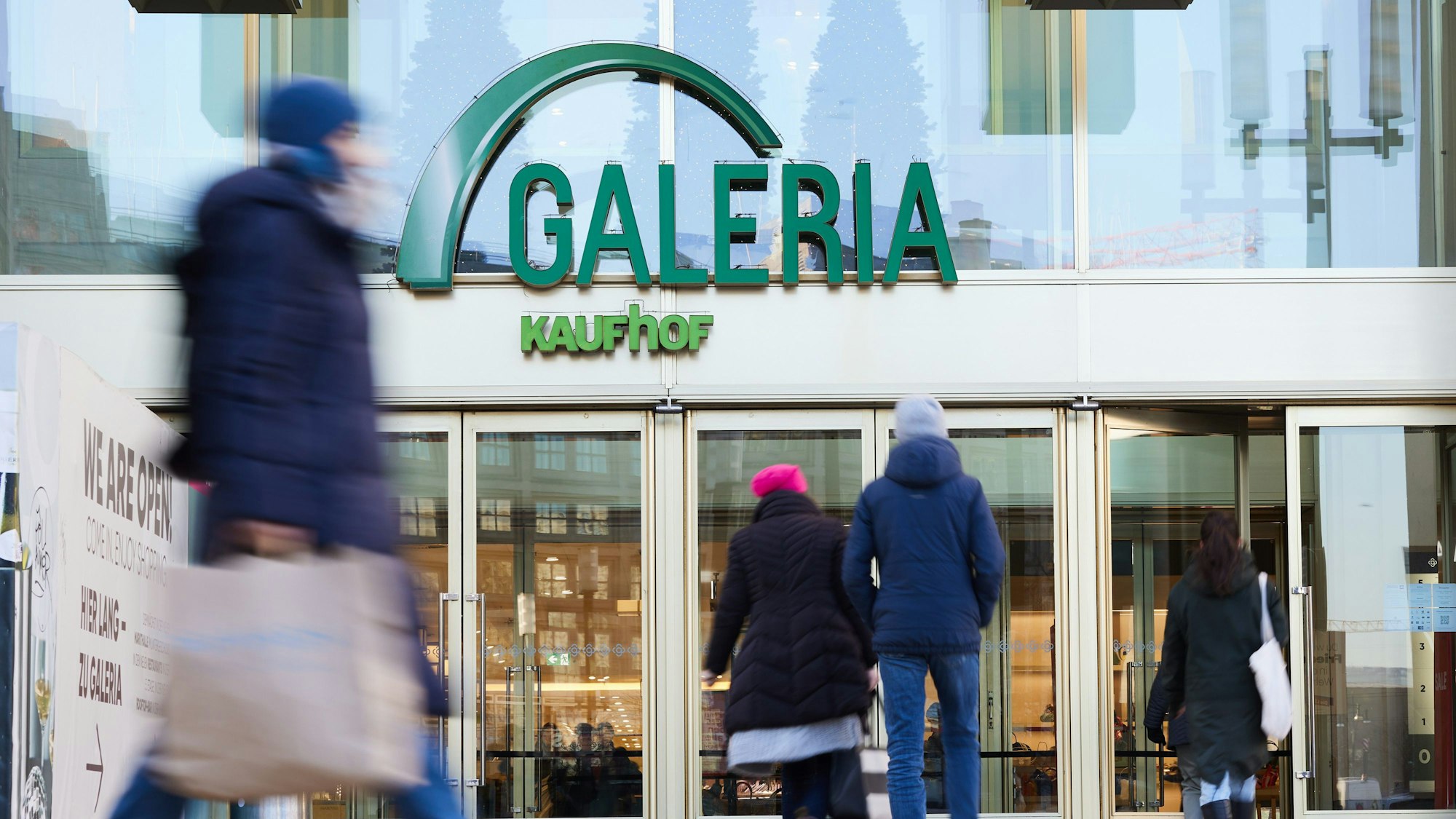 Berlin: Blick auf den Eingang eines Kaufhauses von Galerie Karstadt Kaufhof.